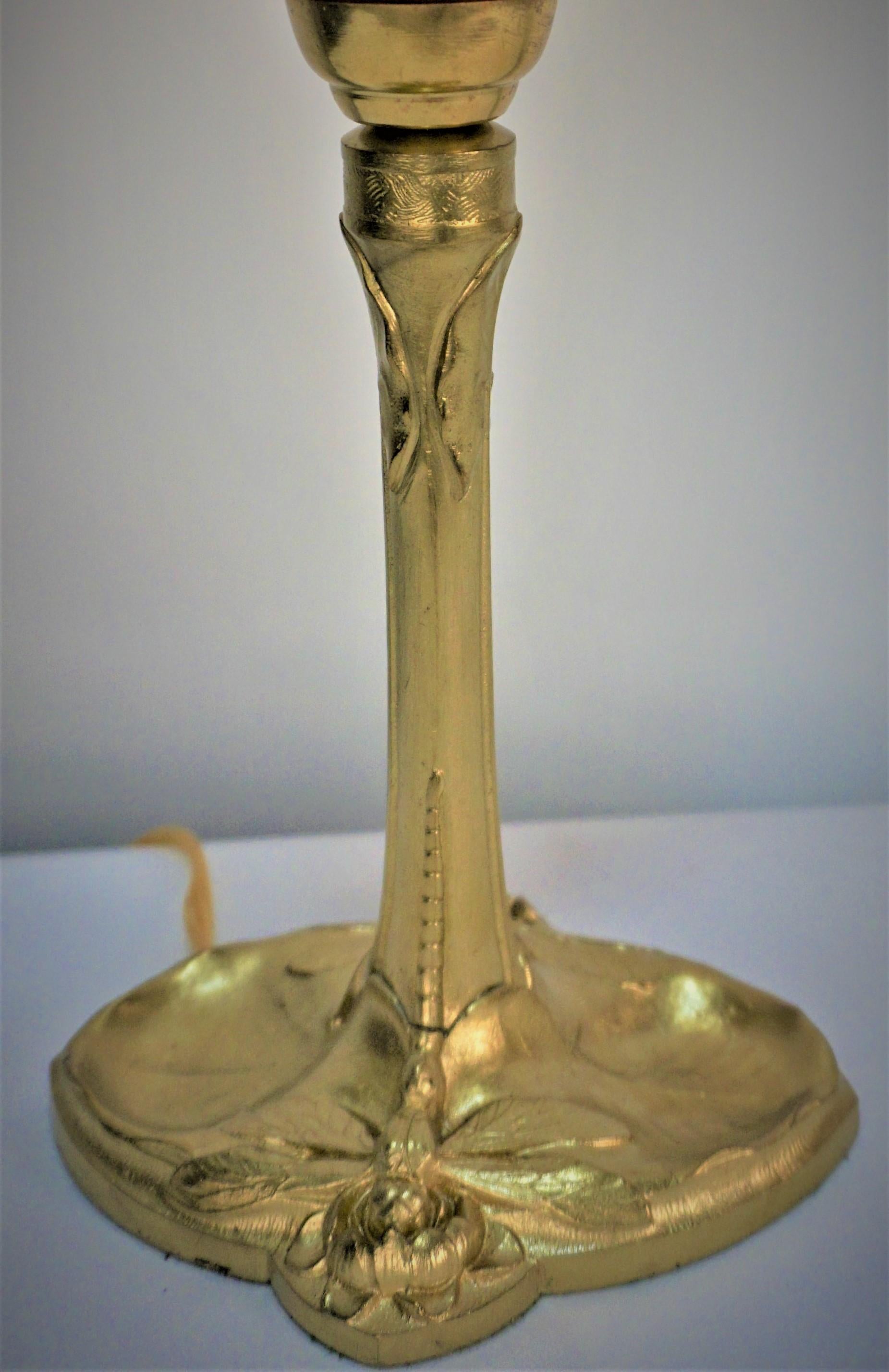 Art Nouveau Bronze & Kunstglas Sade Tischlampe (Französisch) im Angebot