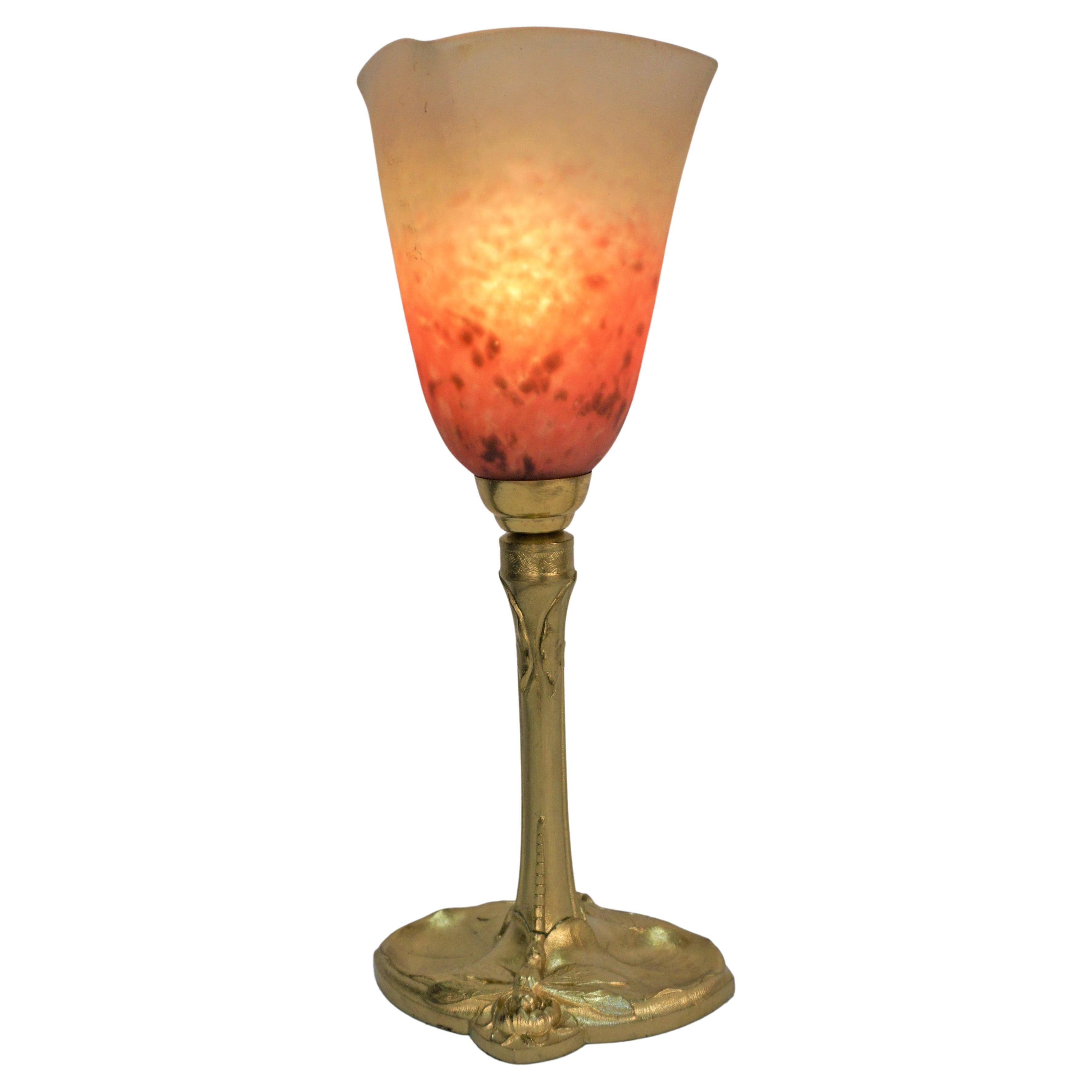 Art Nouveau Bronze & Kunstglas Sade Tischlampe im Angebot