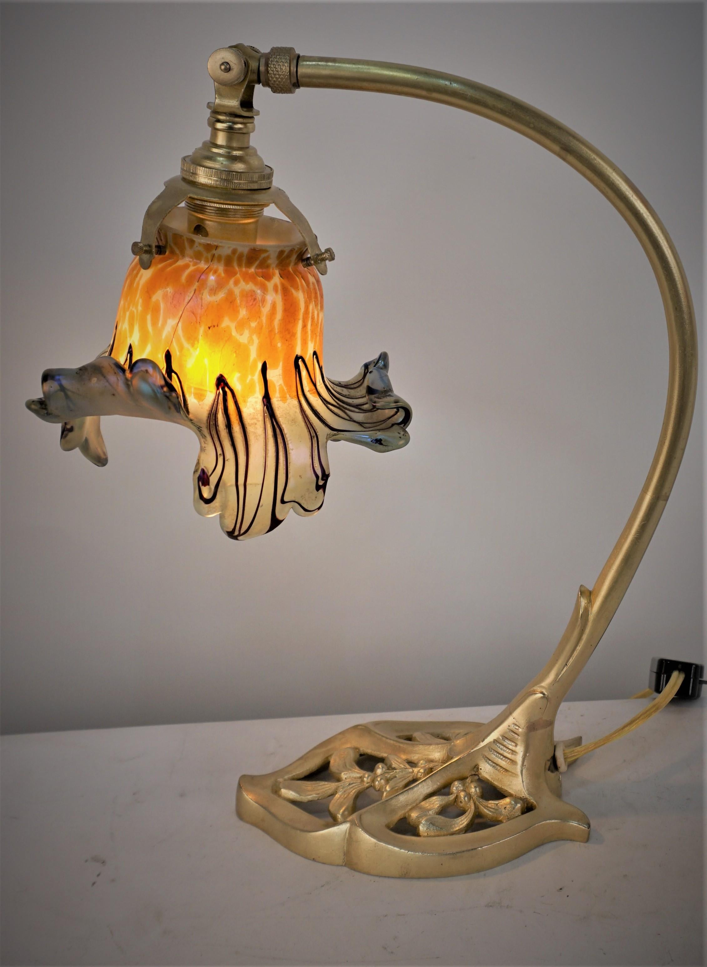 Art Nouveau Bronze Art Glass Shade Table Lamp In Good Condition For Sale In Fairfax, VA