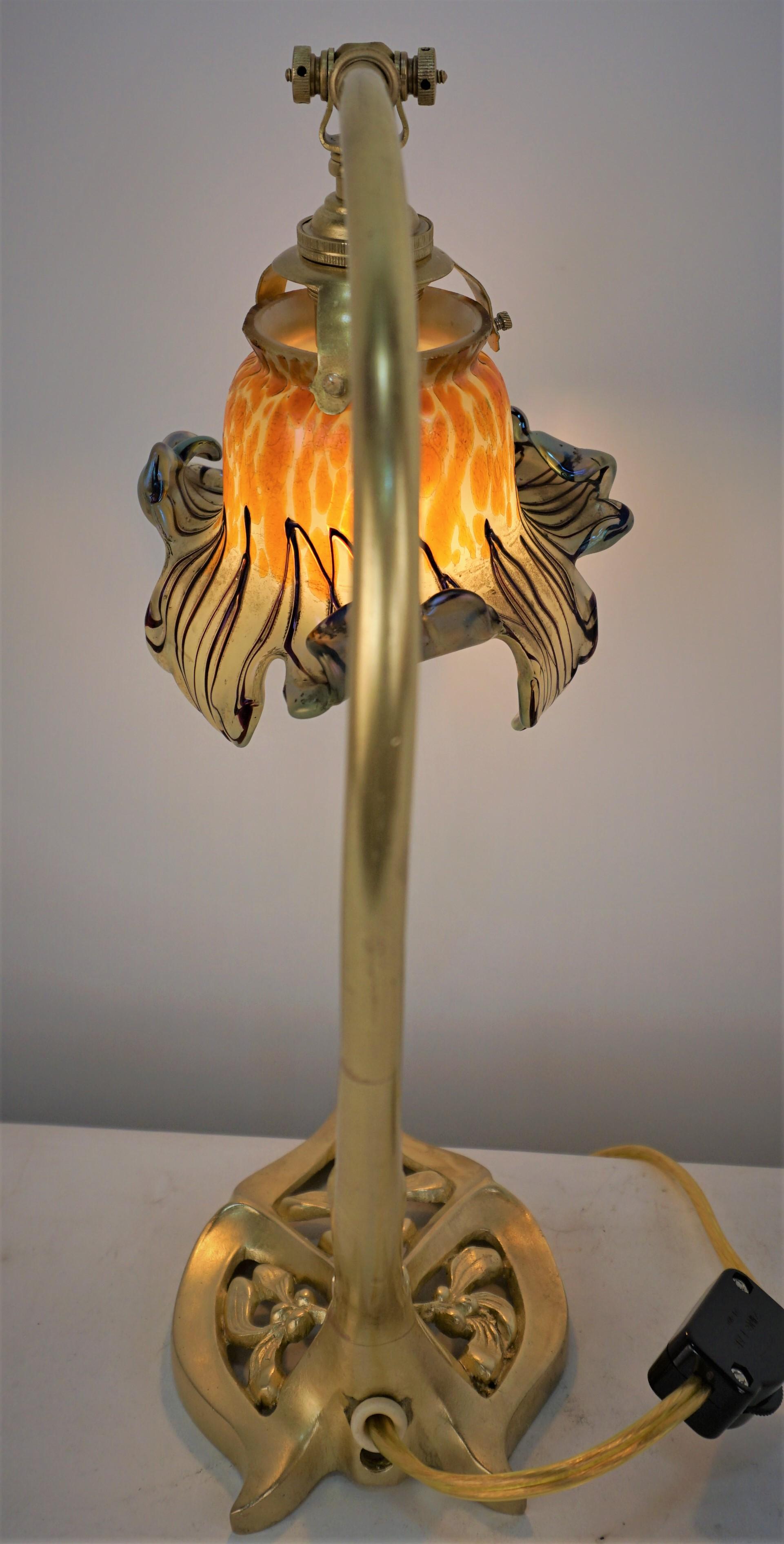 Early 20th Century Art Nouveau Bronze Art Glass Shade Table Lamp For Sale
