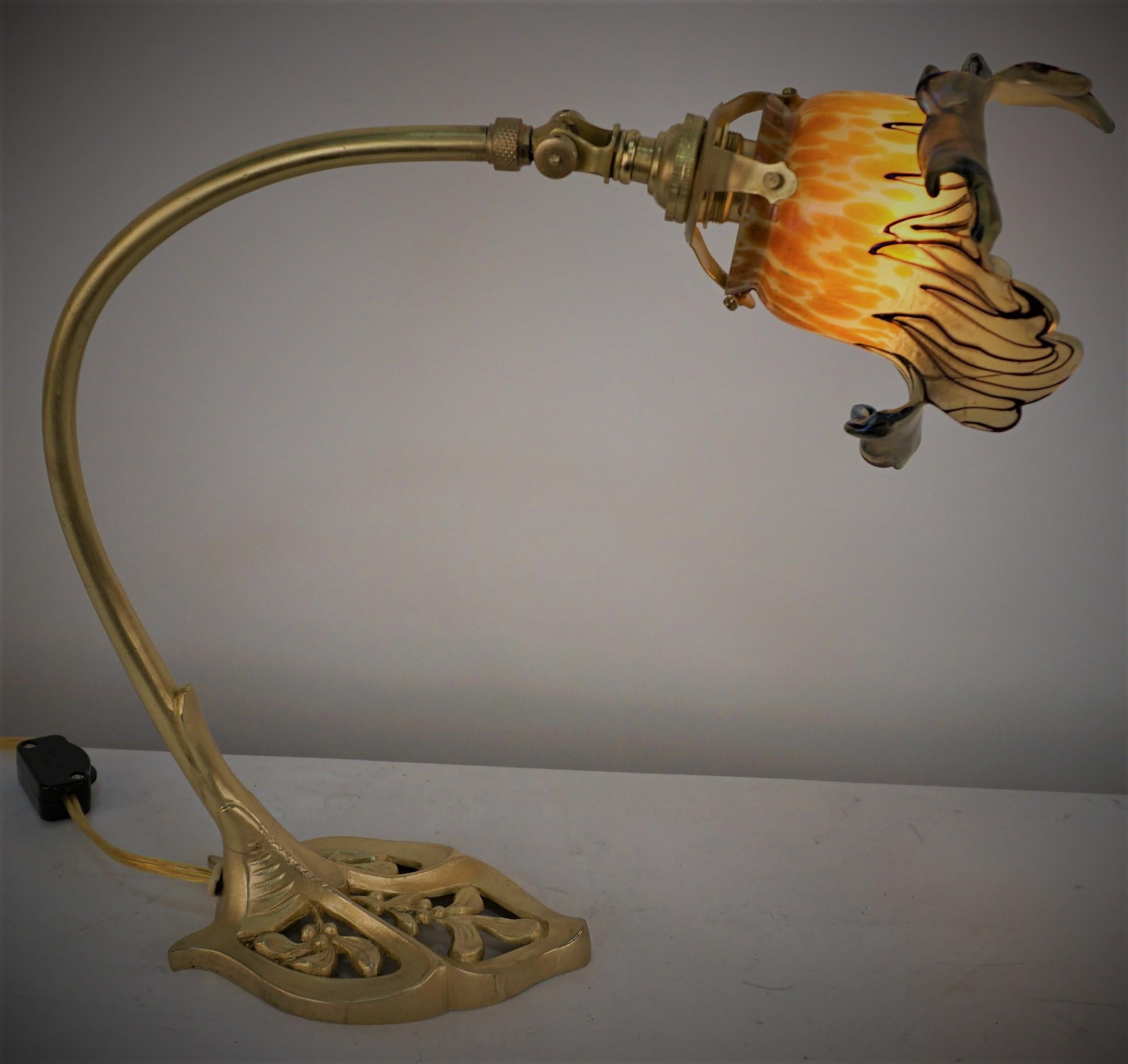 Art Nouveau Bronze Art Glass Shade Table Lamp For Sale 4