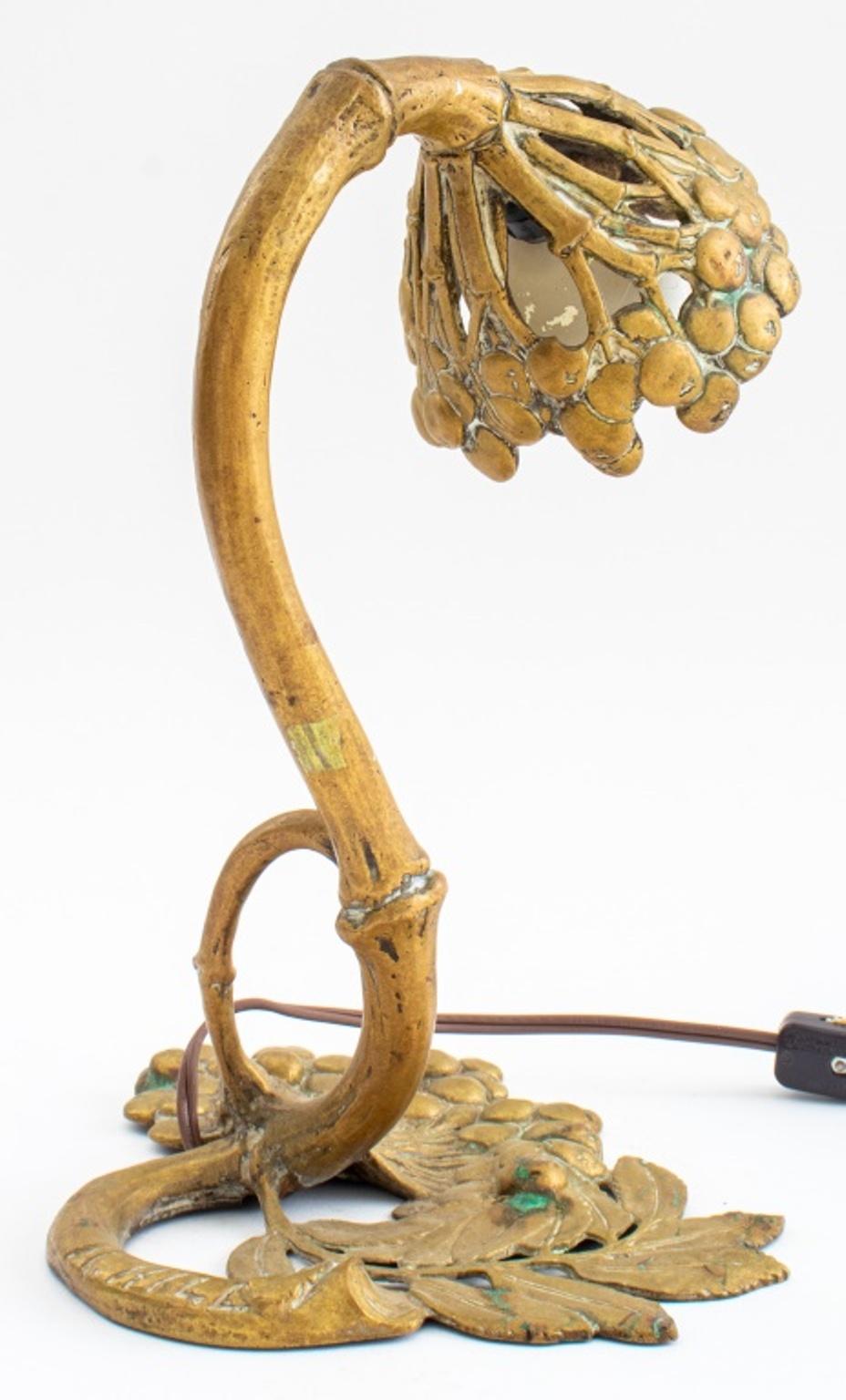 Lampe de bureau Art Nouveau en bronze doré moulé en forme de branche de cassis stylisée, probablement américaine, signée 
