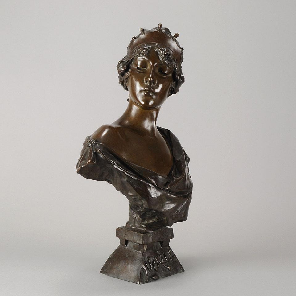 Un fascinant buste en bronze Art Nouveau de la fin du 19ème siècle intitulé 'Lucrece', d'une belle dame classique modelée dans le style Art Nouveau avec une excellente patine brune variée et des détails de surface lisses et tactiles. Signé E
