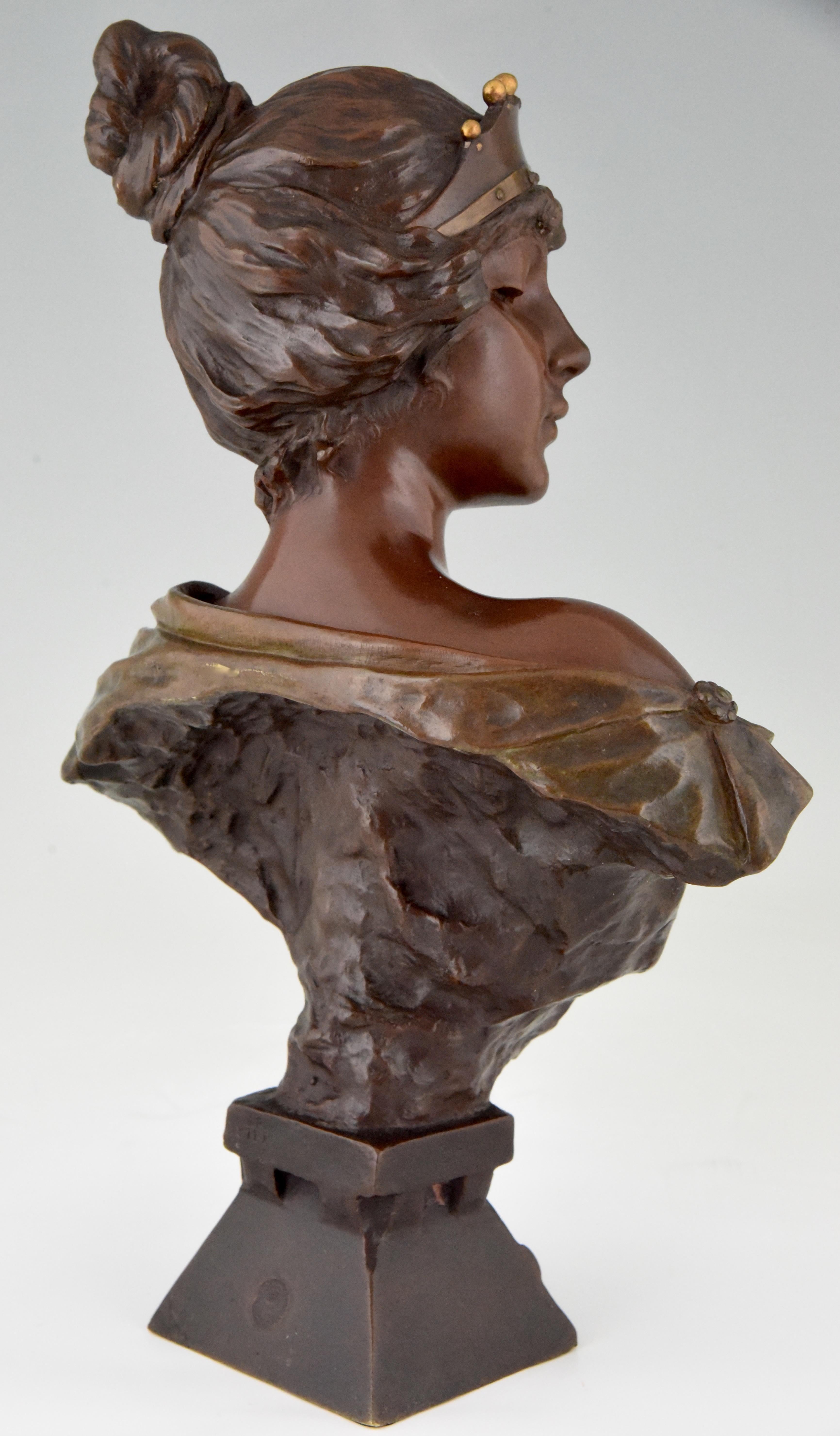 Art Nouveau Bronze Bust Woman with Crown Lucrece Emmanuel Villanis 1900 France In Good Condition In Antwerp, BE