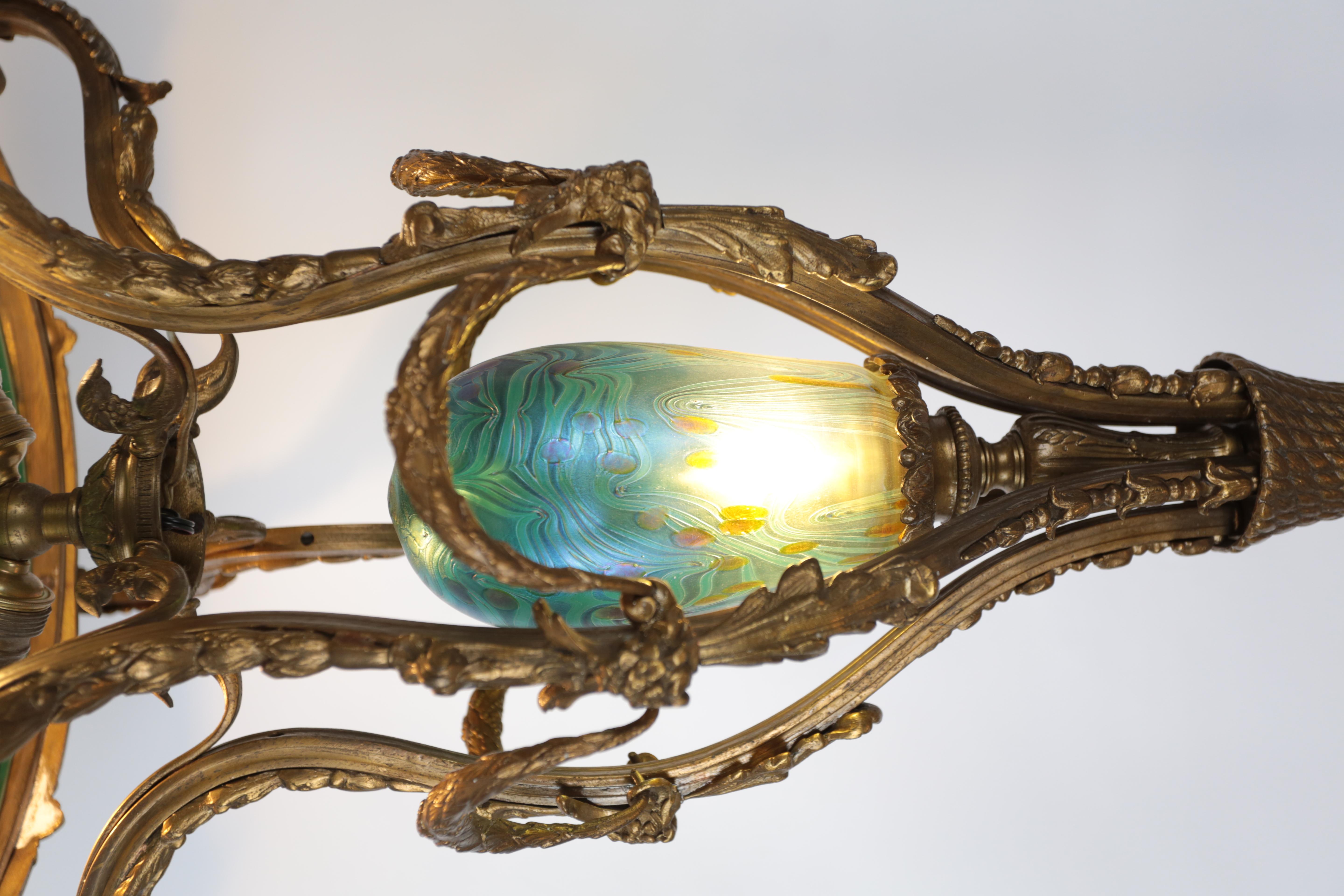 Jugendstil-Kronleuchter aus Bronze mit schillernden Glasschirmen im Angebot 4