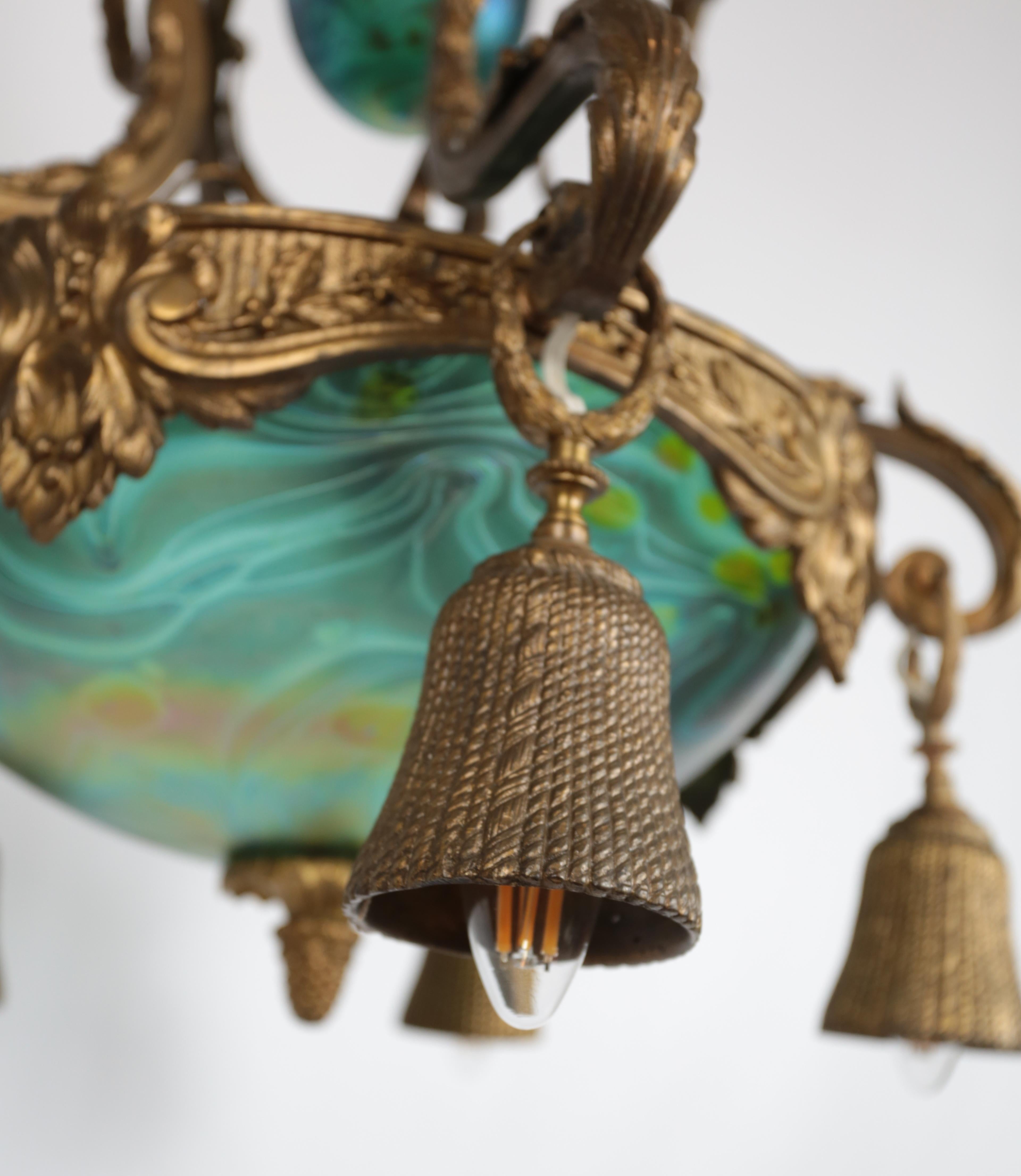 Jugendstil-Kronleuchter aus Bronze mit schillernden Glasschirmen im Angebot 5