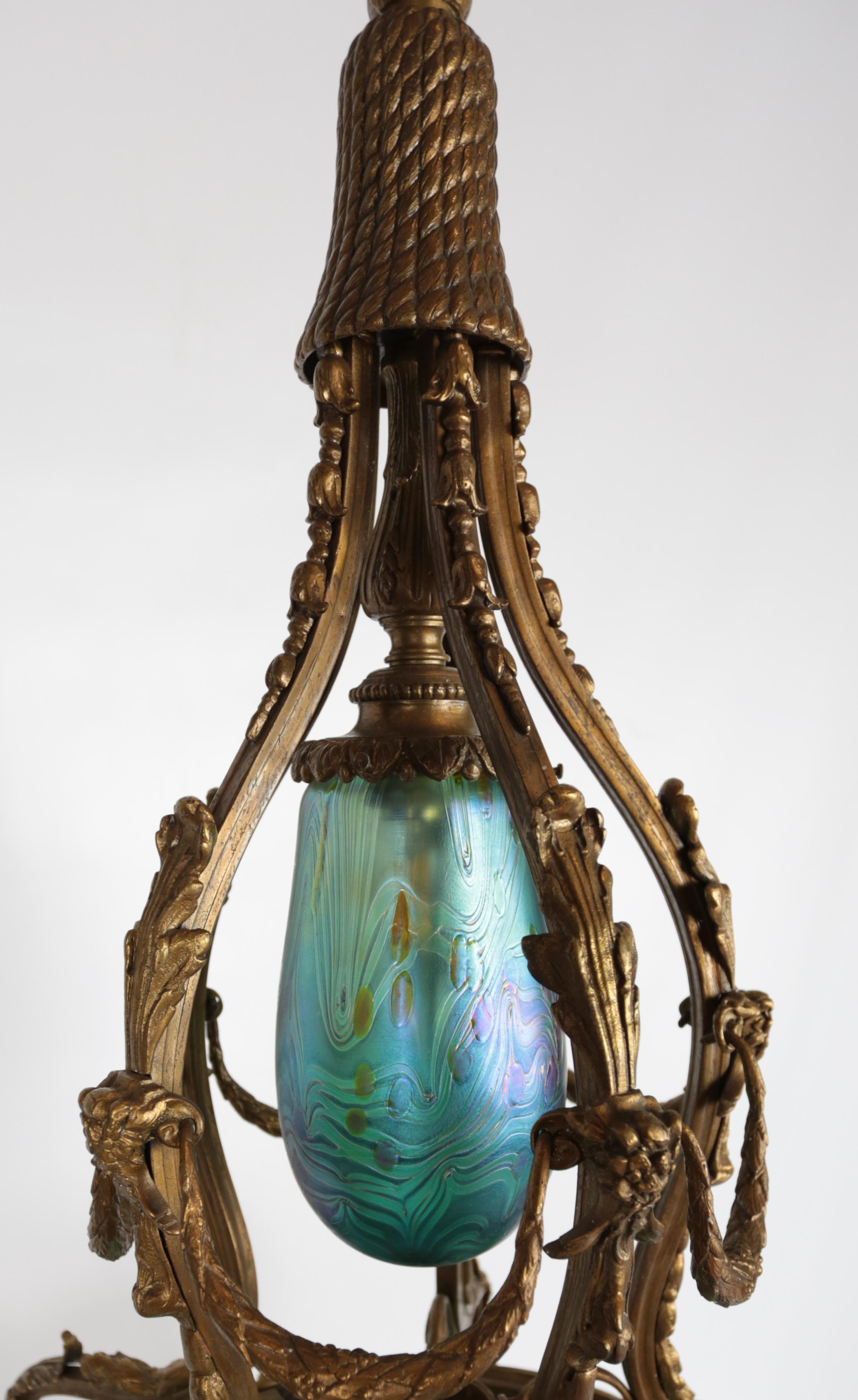 Jugendstil-Kronleuchter aus Bronze mit schillernden Glasschirmen (Patiniert) im Angebot
