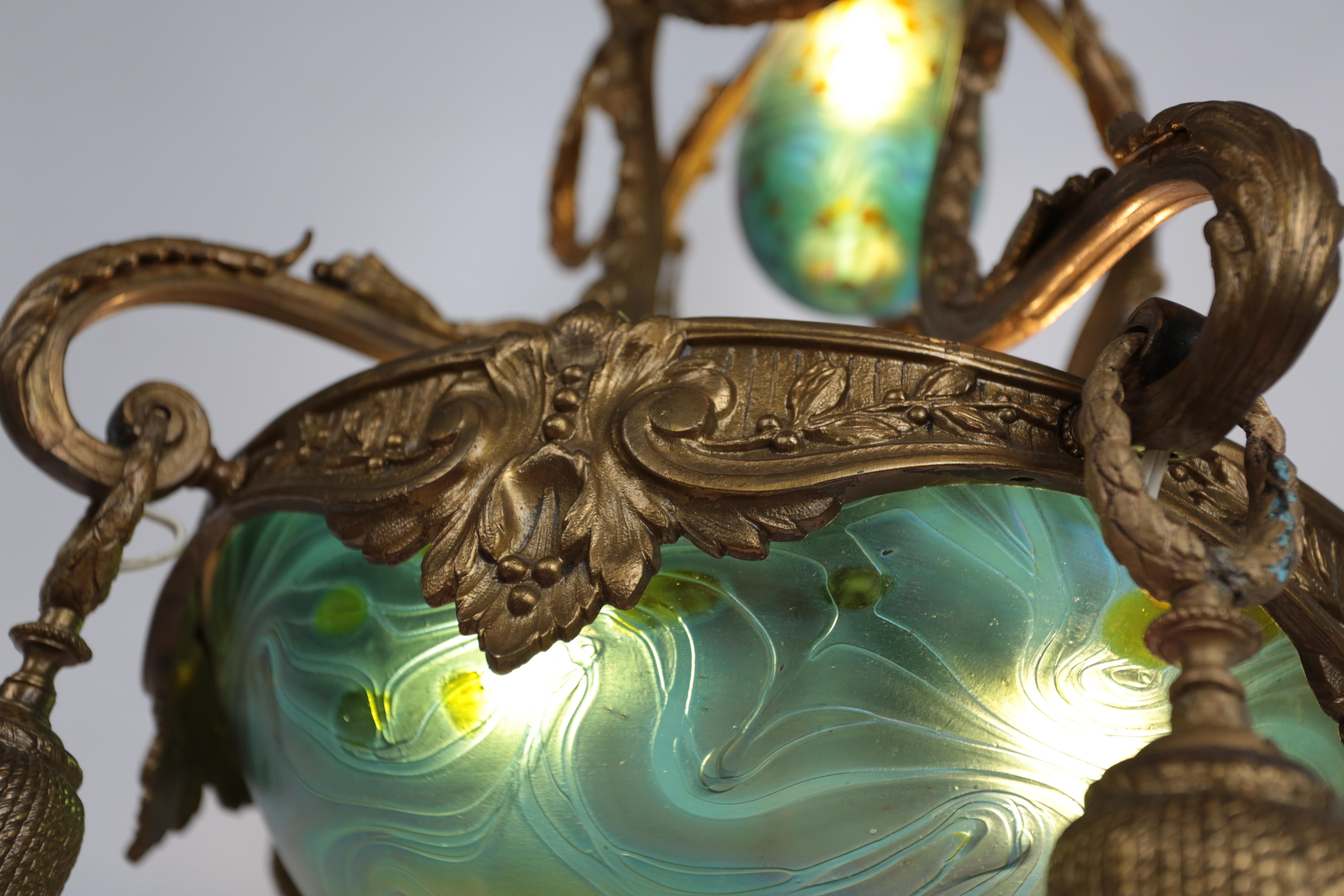 Jugendstil-Kronleuchter aus Bronze mit schillernden Glasschirmen im Zustand „Gut“ im Angebot in STRAČOV, CZ