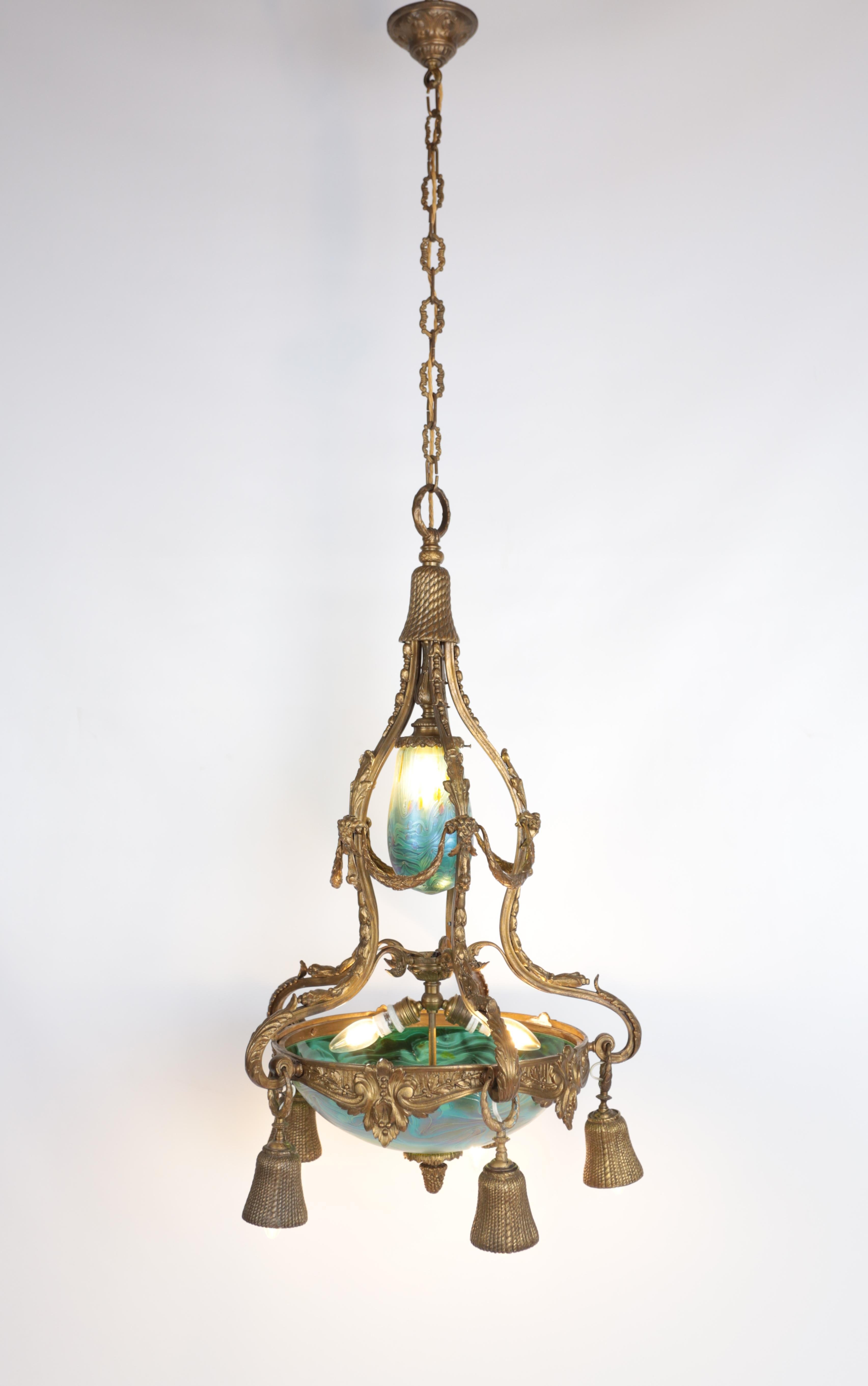 Jugendstil-Kronleuchter aus Bronze mit schillernden Glasschirmen im Angebot 1