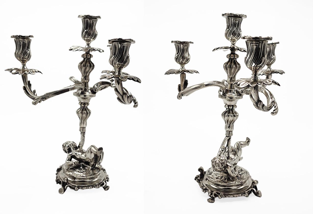 Jugendstil-Kerzenleuchter aus Bronze von Christofle
Diese Jugendstil-Bronzeleuchter aus dem renommierten Haus Christofle zeichnen sich durch ihr kunstvolles Design und ihren hervorragenden Zustand aus. Jedes Stück besteht aus einem vierbeinigen