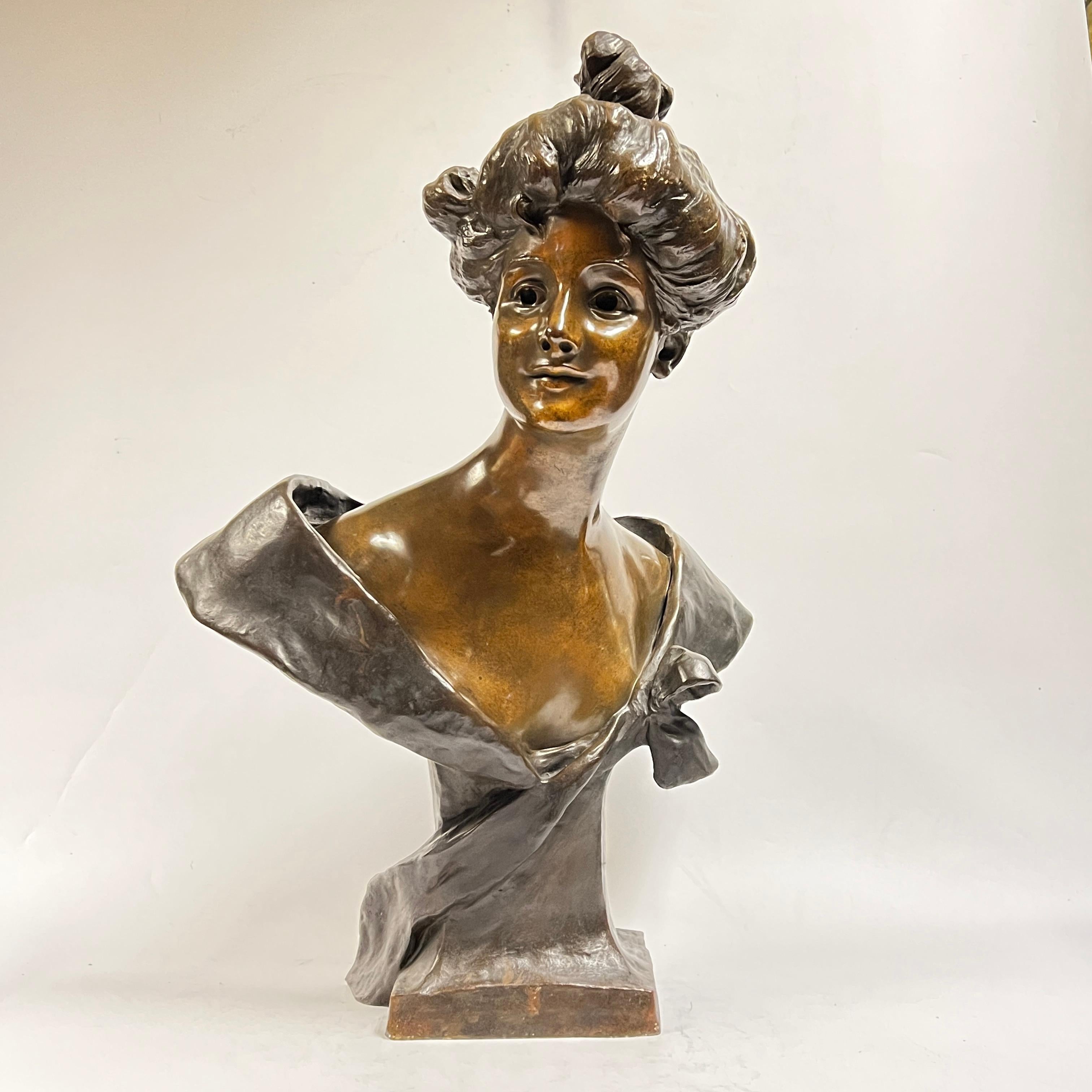 Große patinierte Bronzebüste einer schönen Frau aus der Jugendstilzeit von George van der Straeten (1856-1928).