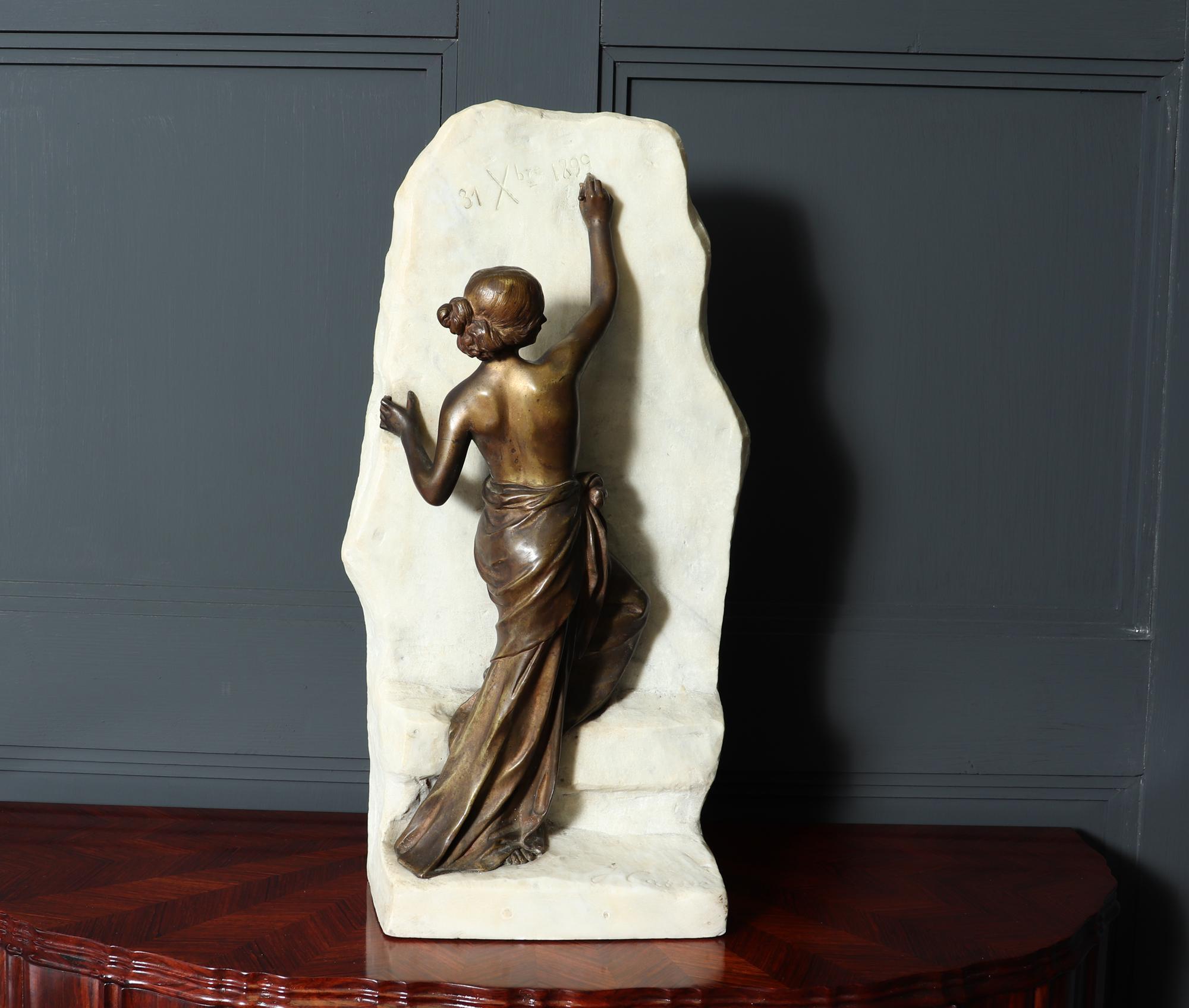 BRONZO ART NOUVEAU DI JULIEN CAUSSE 
Una scultura straordinaria che incarna l'eleganza del periodo Art Nouveau: una squisita rappresentazione di una donna che scrive premurosamente la data su una parete. Realizzato in lussuoso marmo di Carrera,