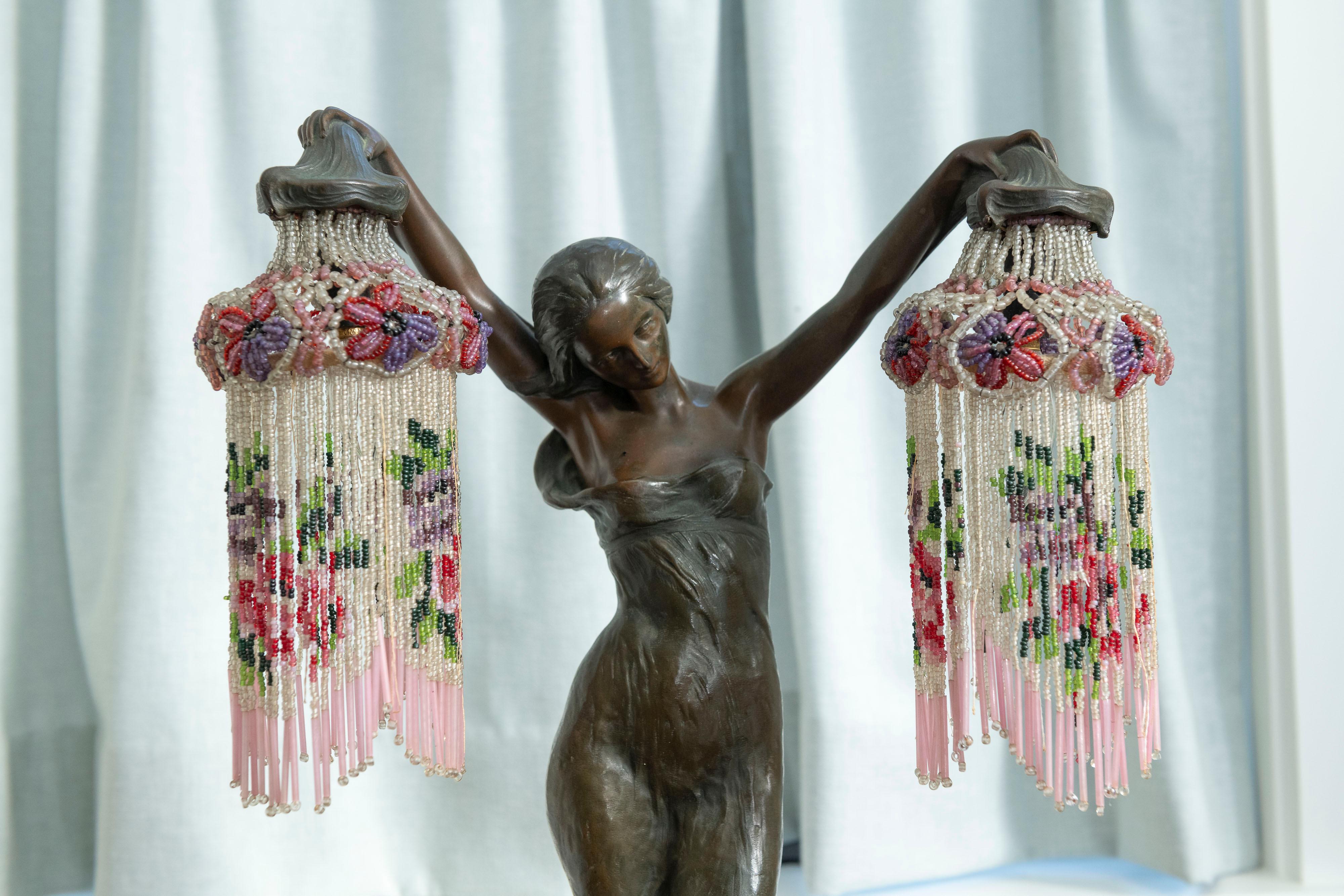 Autrichien Lampe figurative Art Nouveau, perles de verre, Teresczchuk (1875-1963) autrichienne en vente