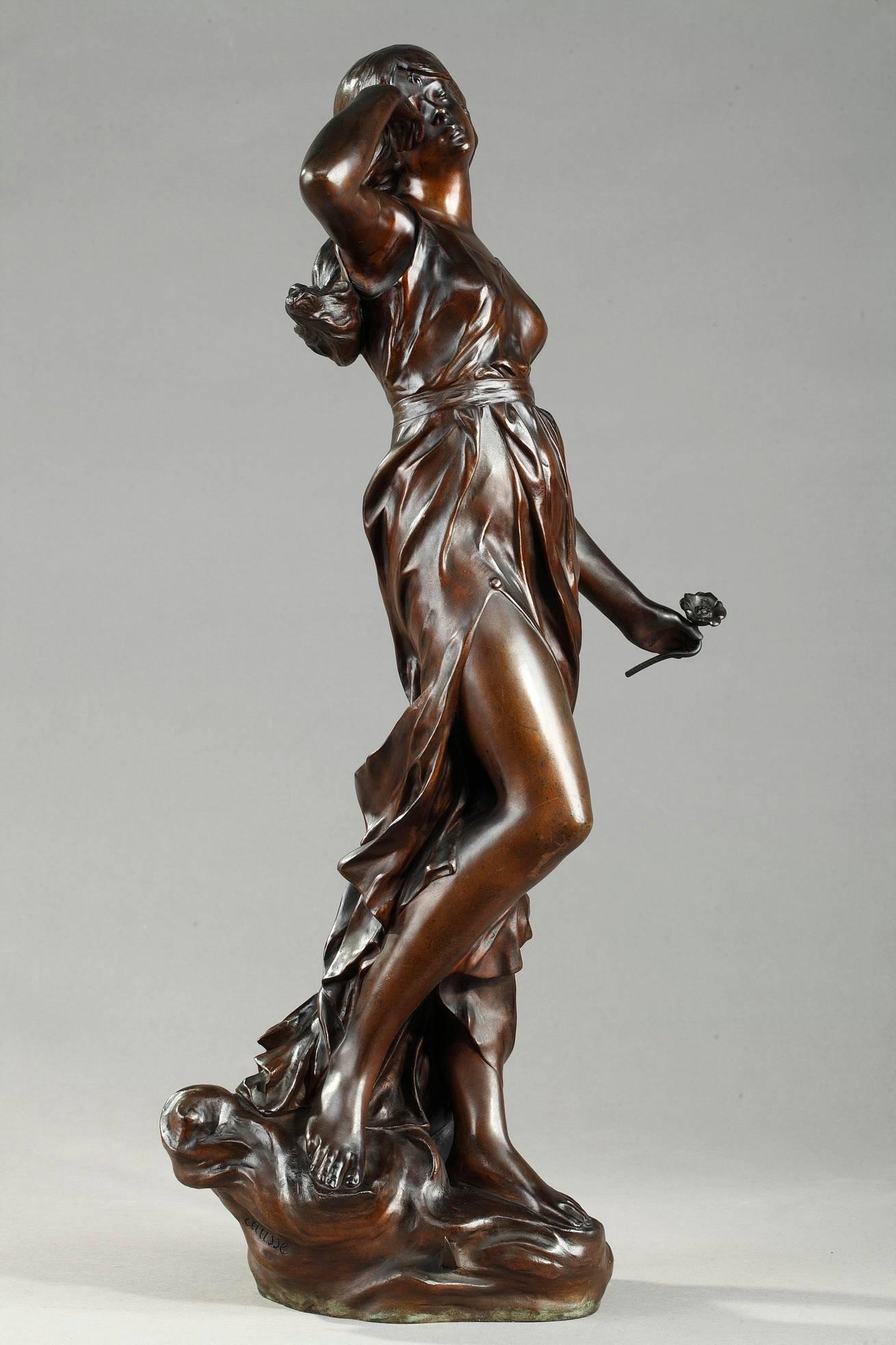 Cette figure allégorique de la Nuit en bronze patiné a été modelée par Julien Caussé (1869-1914) et fabriquée en France à la fin du XIXe siècle et au début du XXe siècle. La Nuit est représentée comme une belle femme debout sur des nuages:: tenant