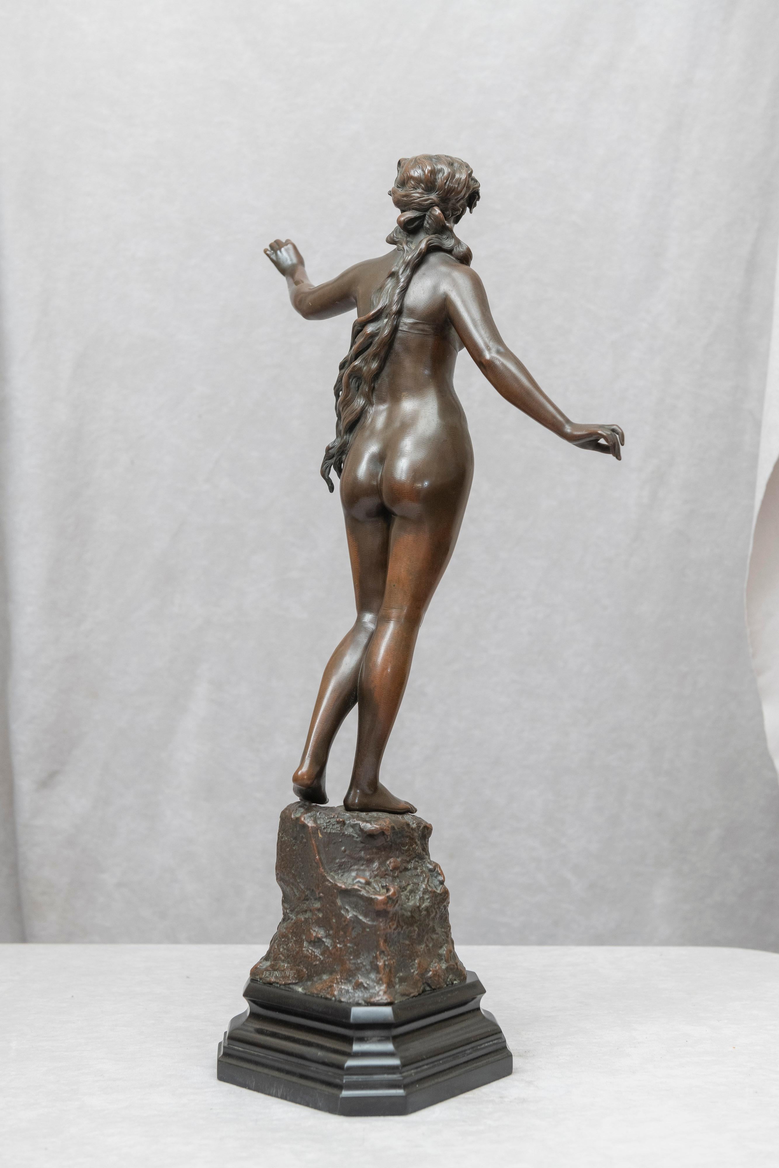 Fait main Figure en bronze Art Nouveau d'une jeune fille nue, Allemagne, datant d'environ 1900 en vente