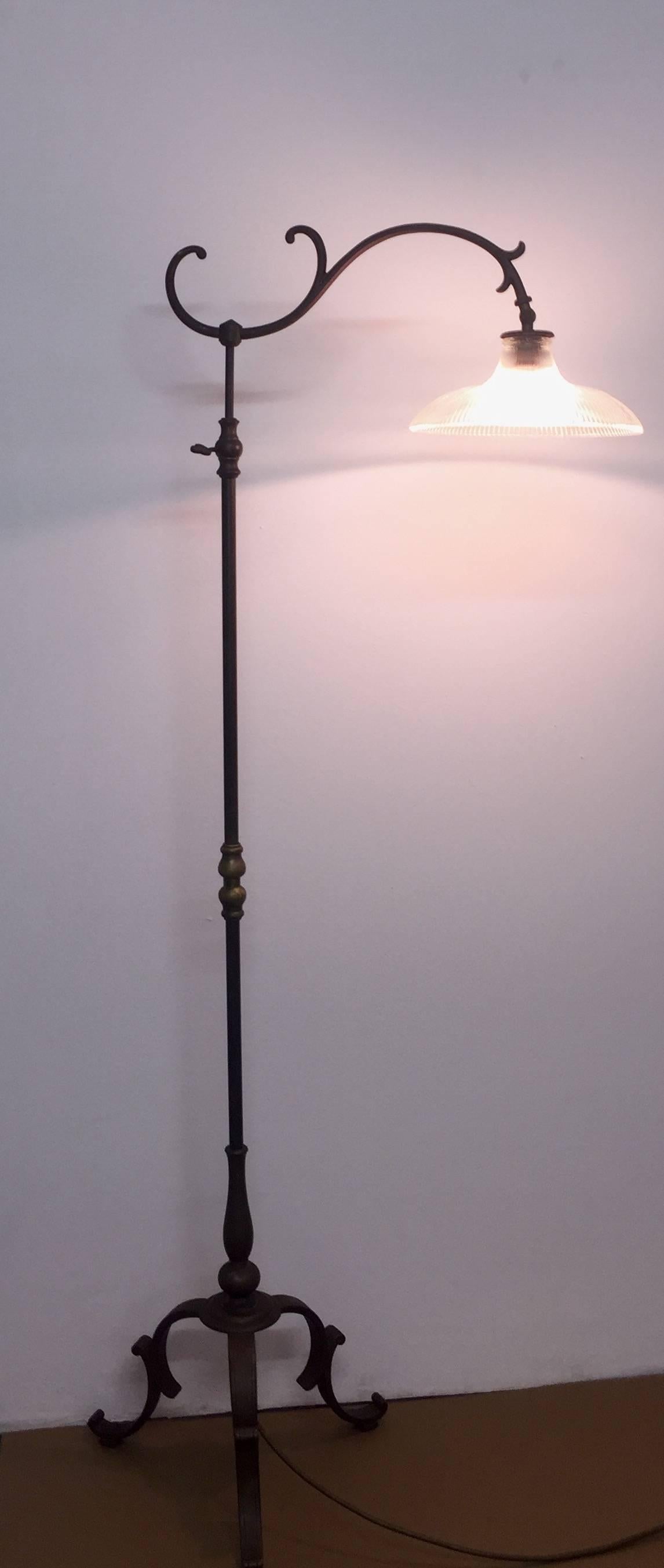 Art Nouveau bronze and glass floor lamp, circa 1900s.
Adjustable in the height.
 