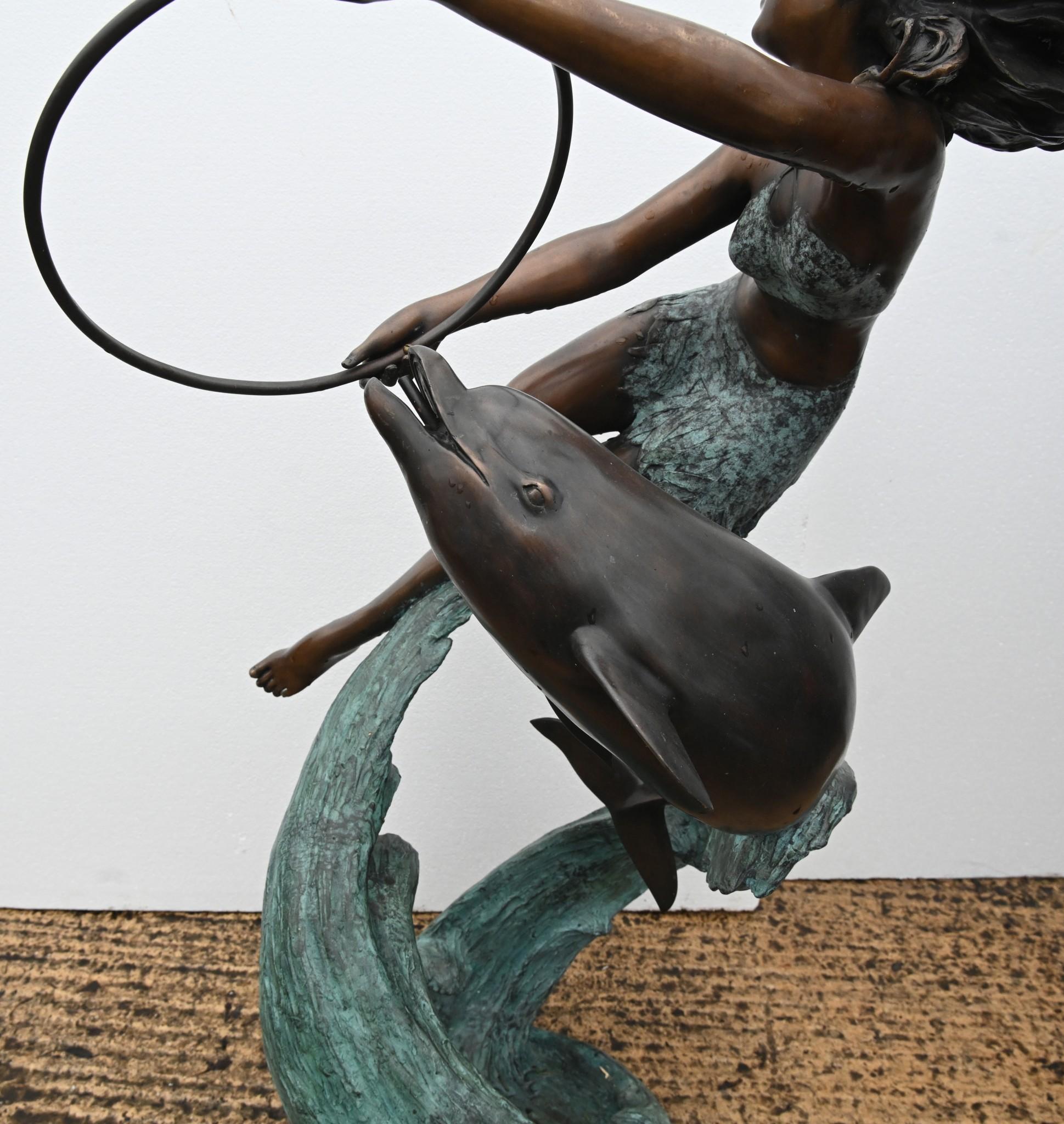 Sie sehen einen wunderschönen Bronzeguss im Jugendstil mit einem Mädchen und einem Delfin
Dieses Stück ist ein Springbrunnen, das Wasser spritzt aus dem Maul des Delphins.
Wäre leicht mit einer Wasserpumpe zu konfigurieren
Can you imagine how this