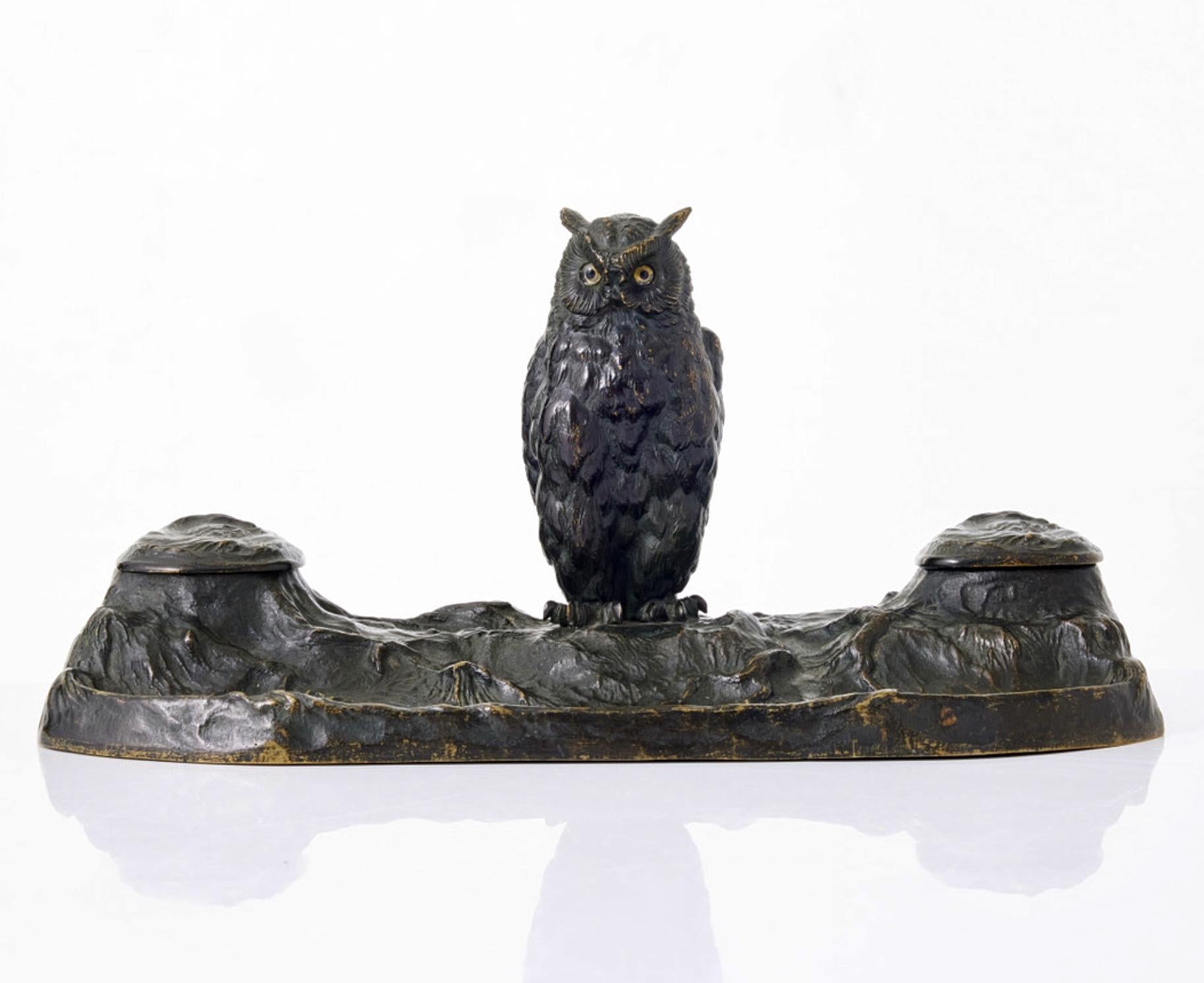 Patiné Encrier Art Nouveau en bronze avec un hibou en vente