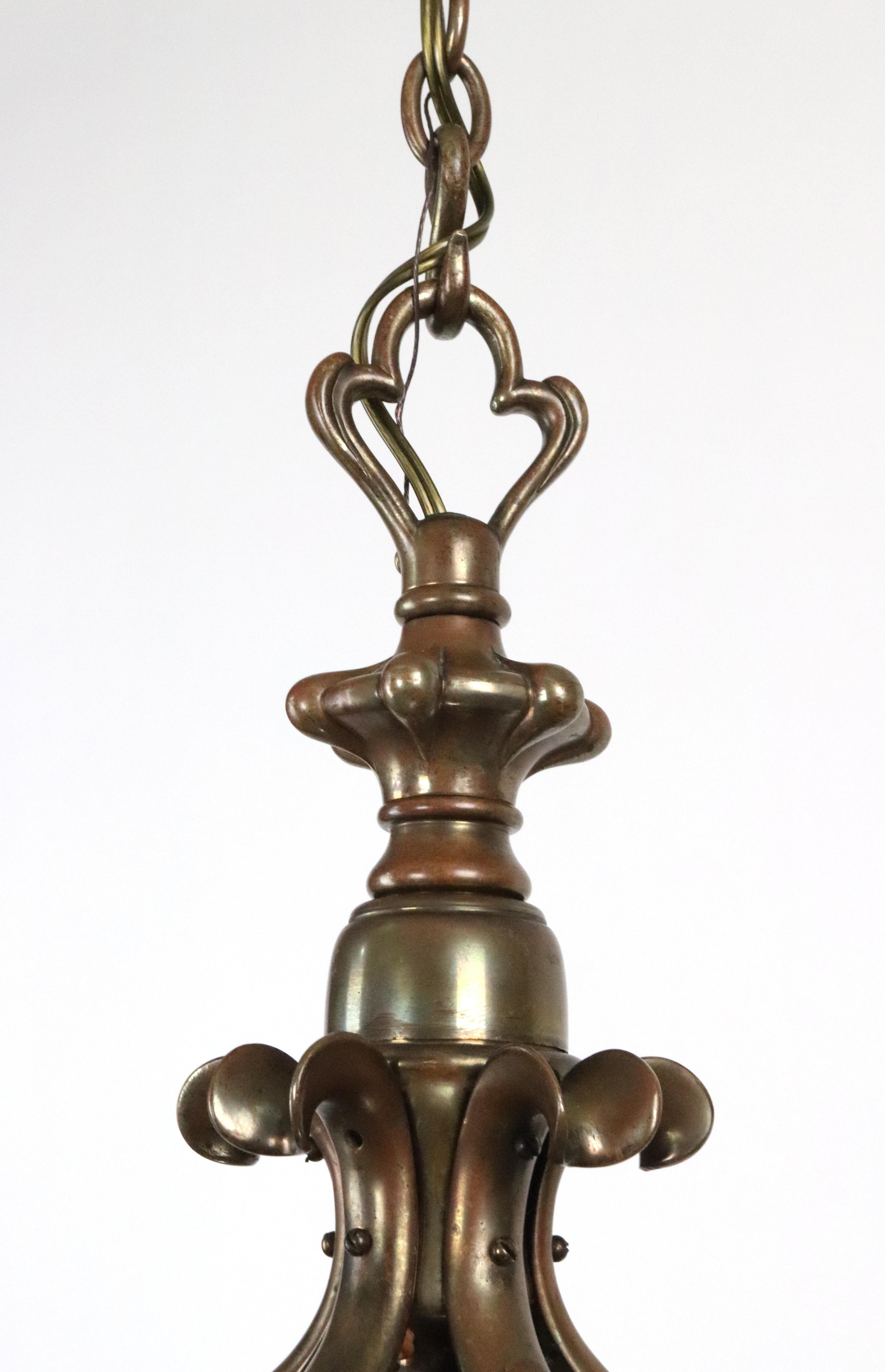 Lustre Art Nouveau à abat-jour irisé en bronze en vente 3