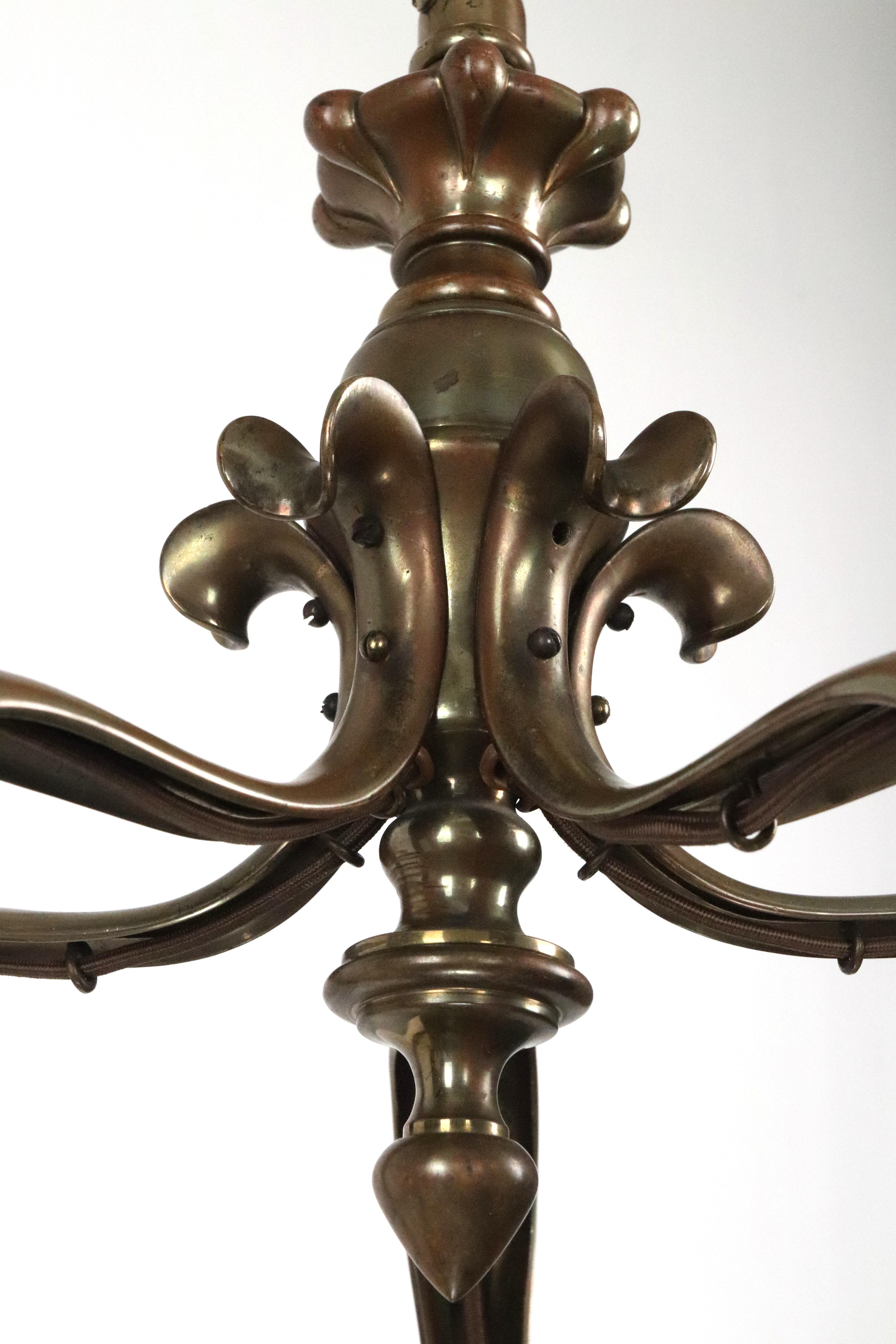 Lustre Art Nouveau à abat-jour irisé en bronze en vente 4