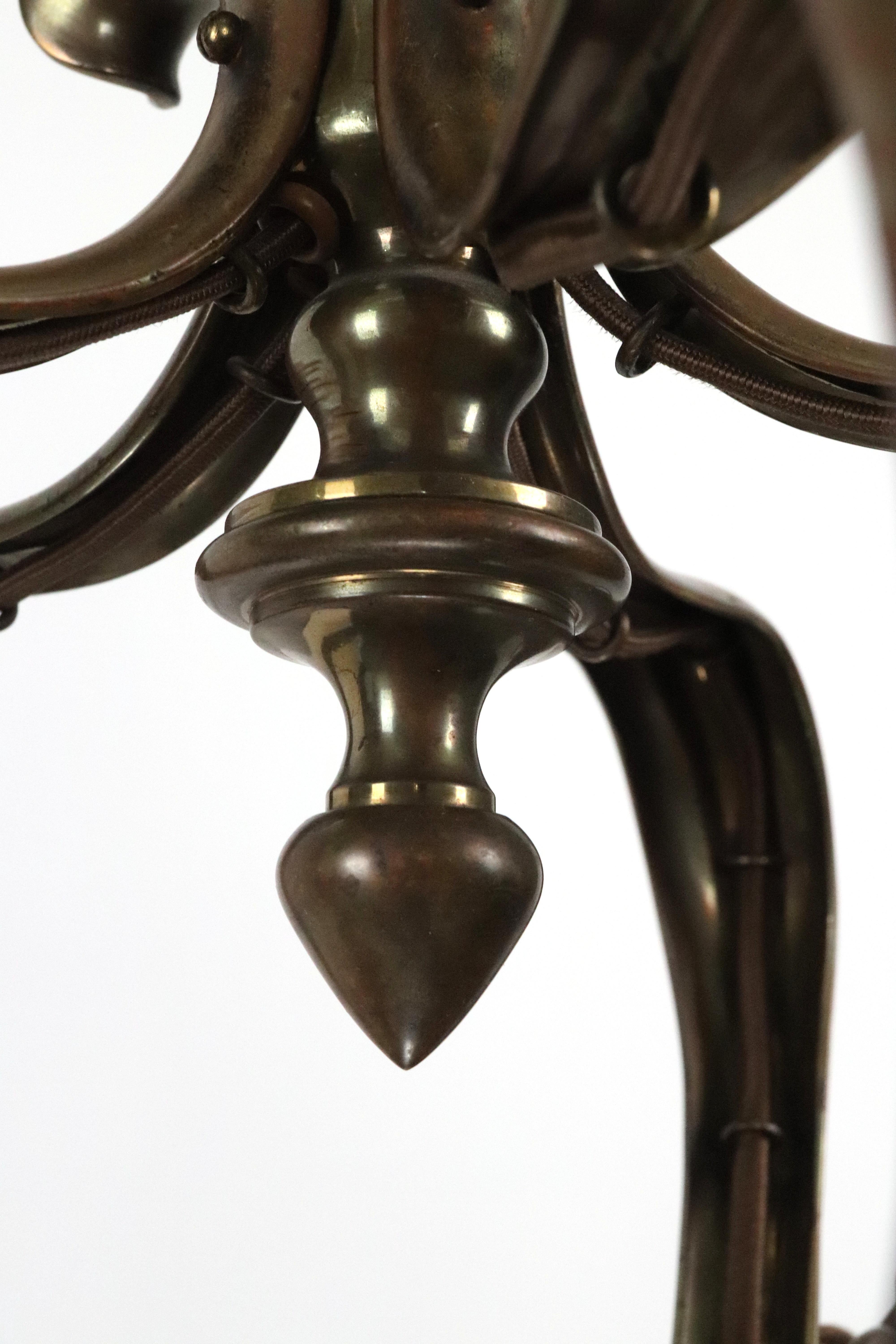 Lustre Art Nouveau à abat-jour irisé en bronze en vente 5