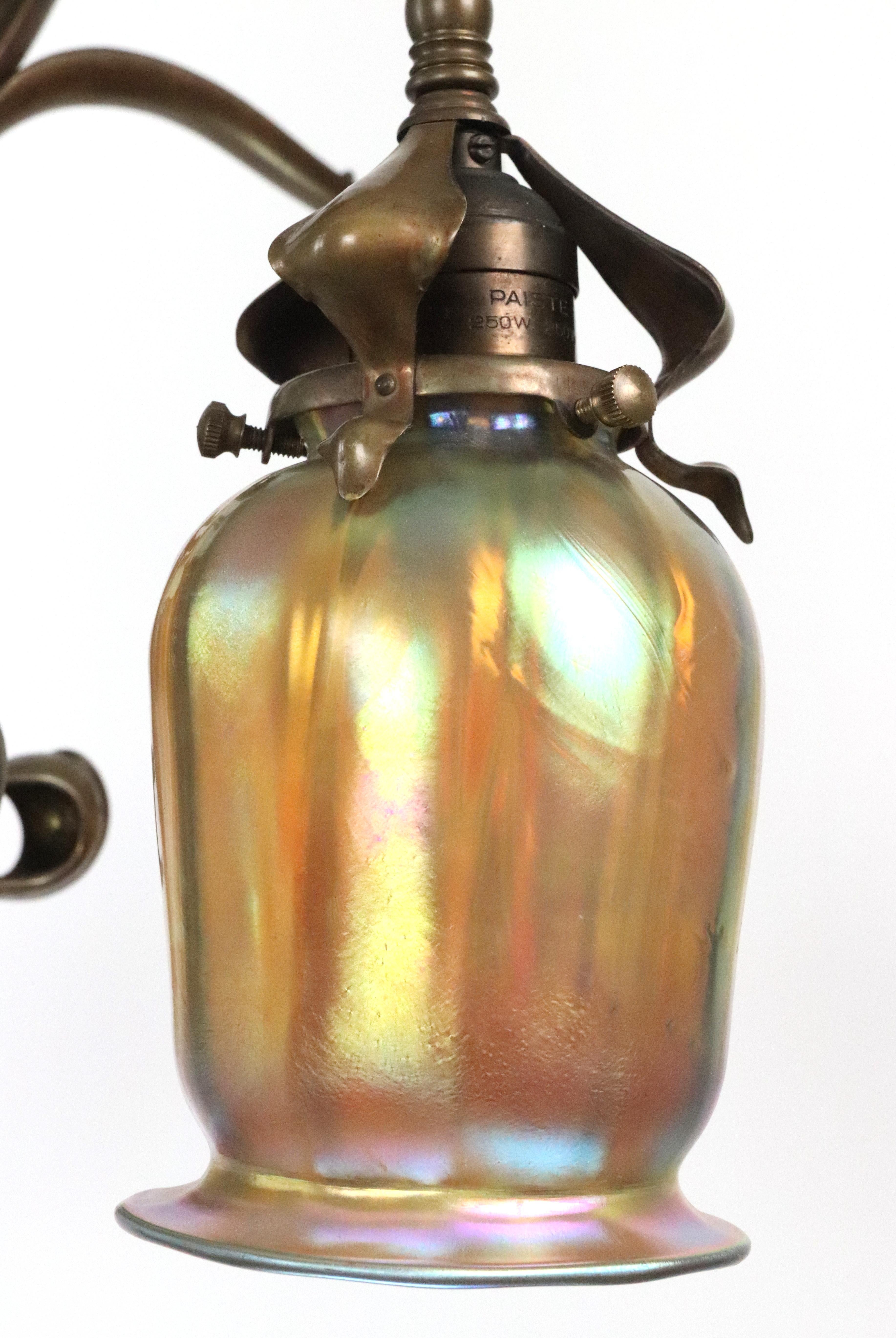 Lustre Art Nouveau à abat-jour irisé en bronze en vente 6