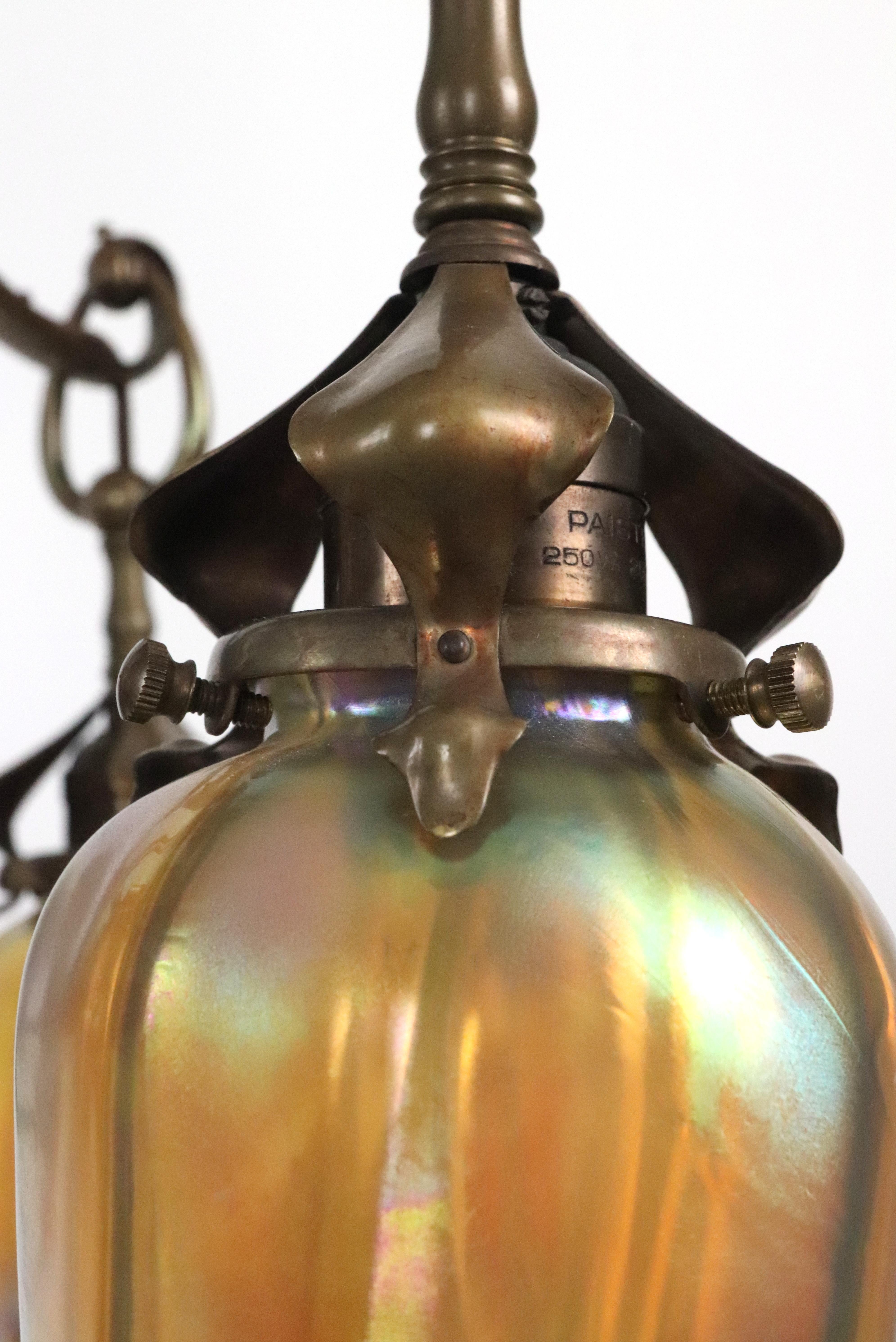 Lustre Art Nouveau à abat-jour irisé en bronze en vente 8