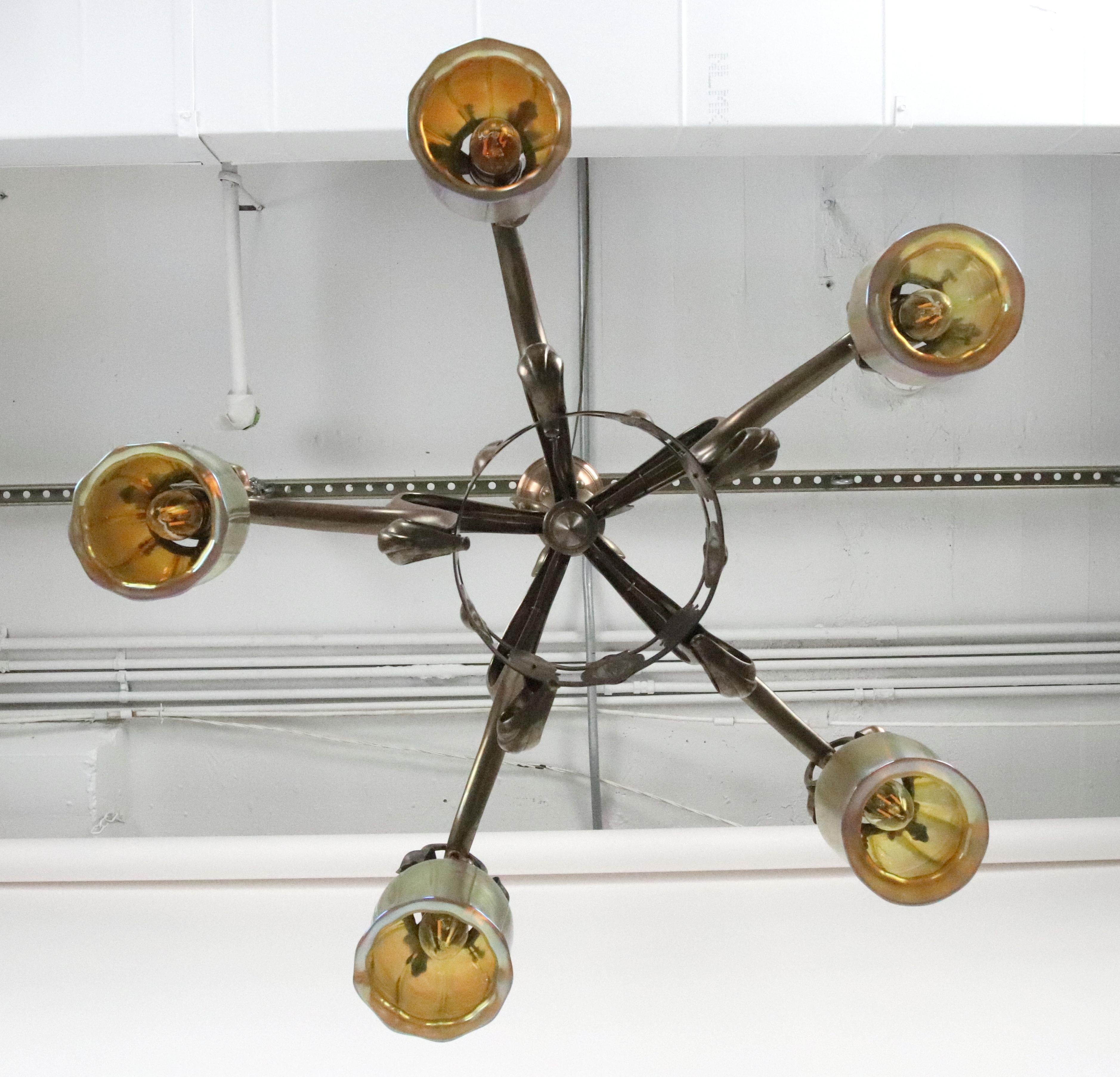 Lustre Art Nouveau à abat-jour irisé en bronze en vente 9
