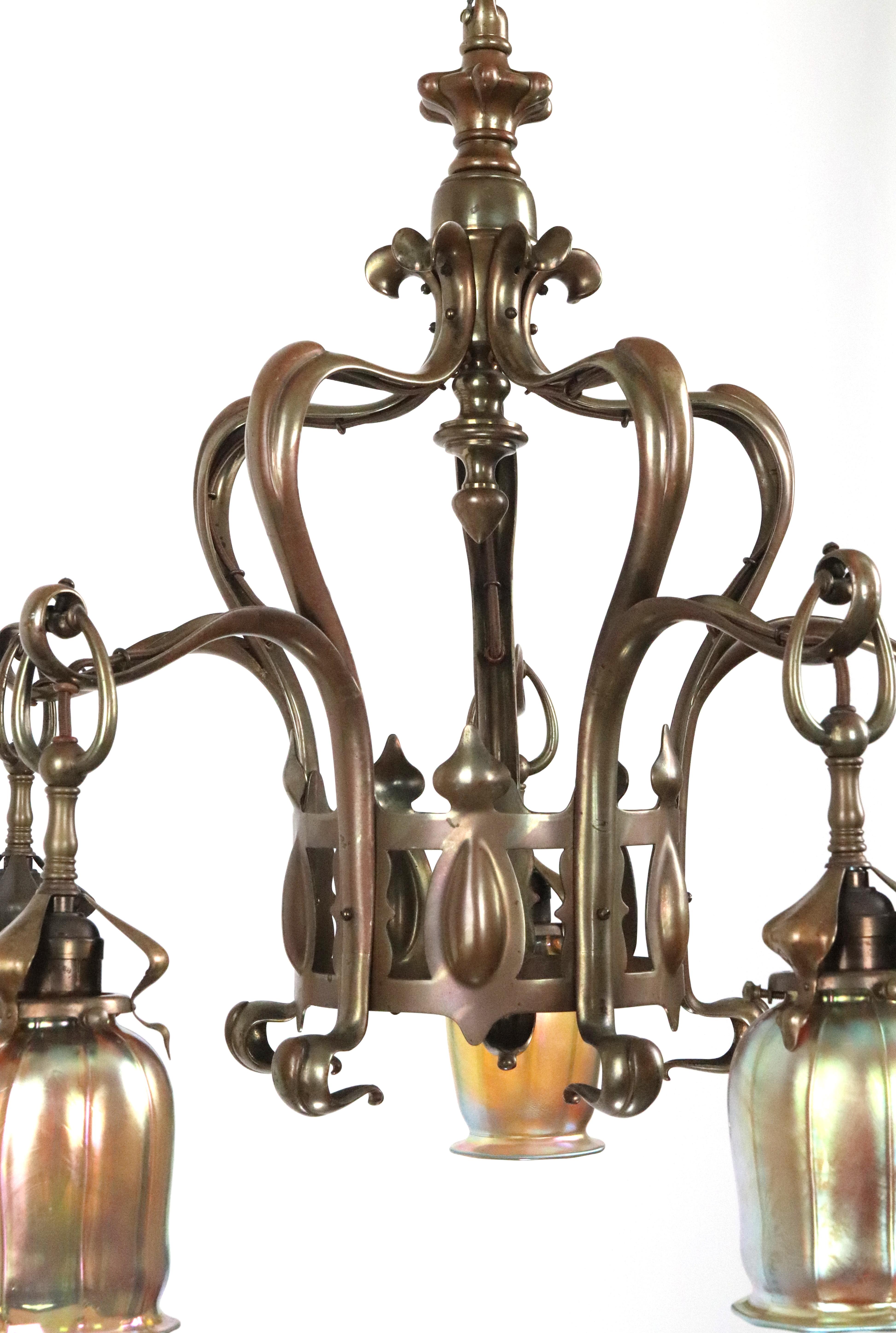 Art nouveau Lustre Art Nouveau à abat-jour irisé en bronze en vente