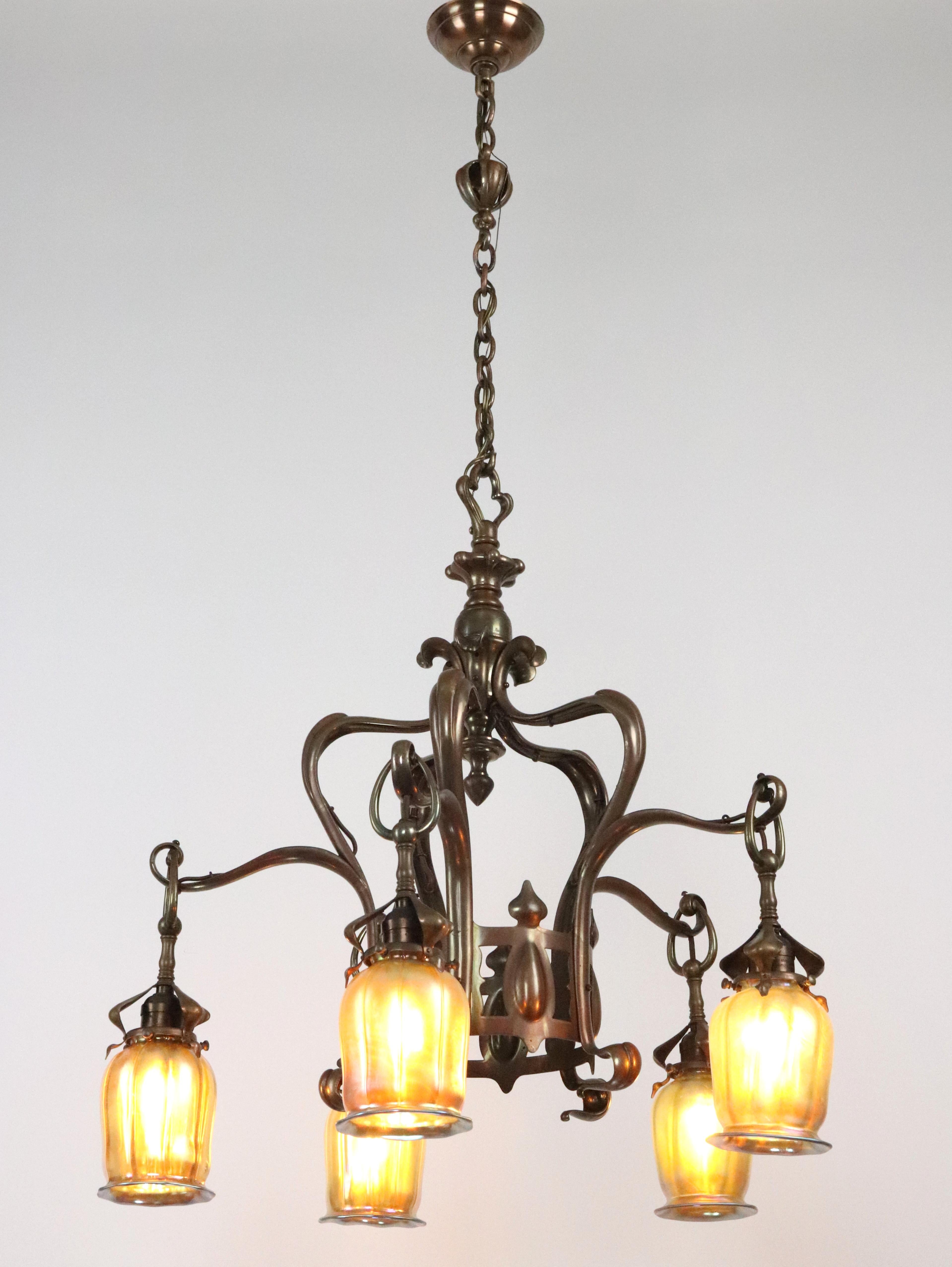 Américain Lustre Art Nouveau à abat-jour irisé en bronze en vente