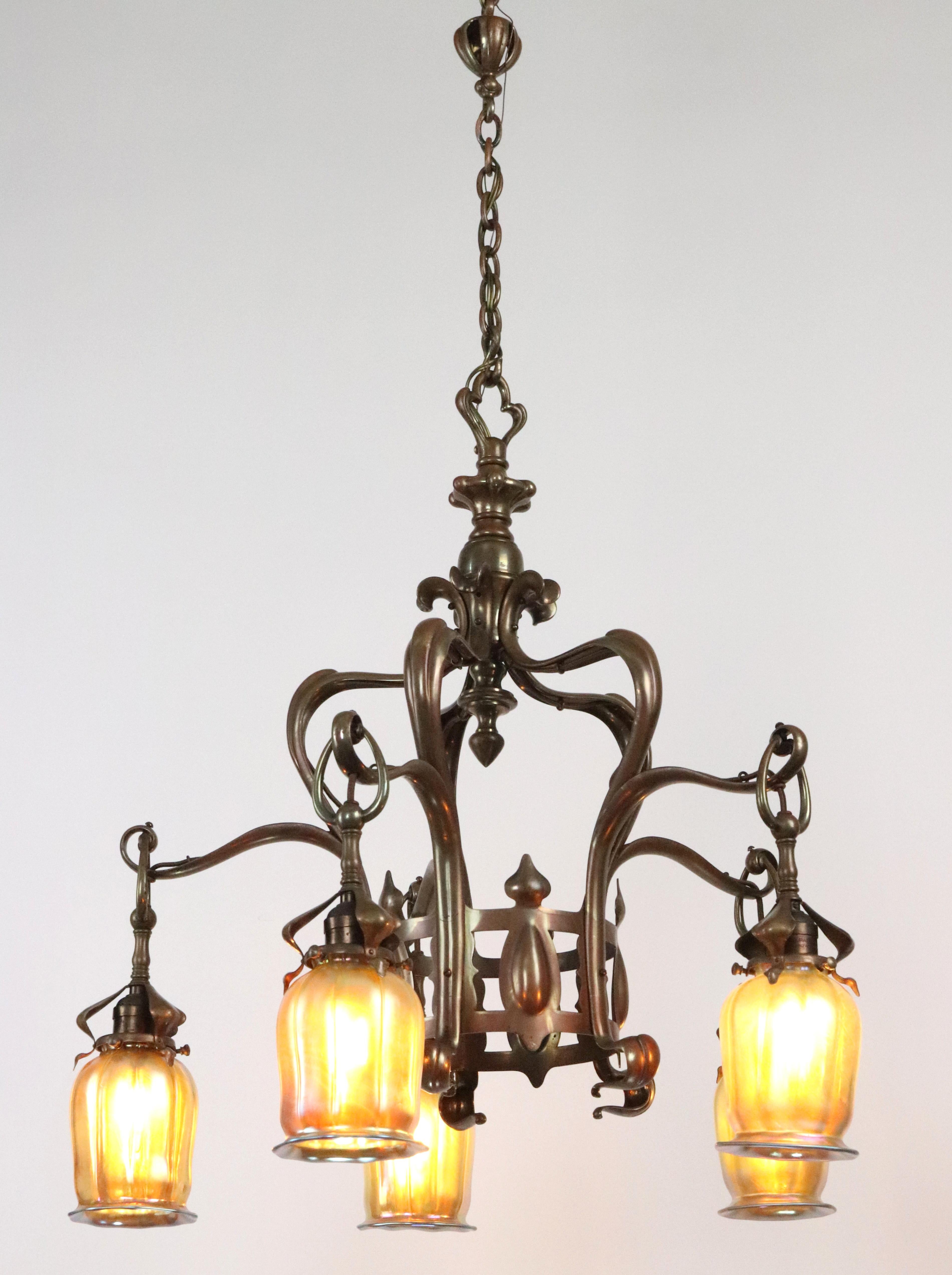 Lustre Art Nouveau à abat-jour irisé en bronze Bon état - En vente à New York, NY