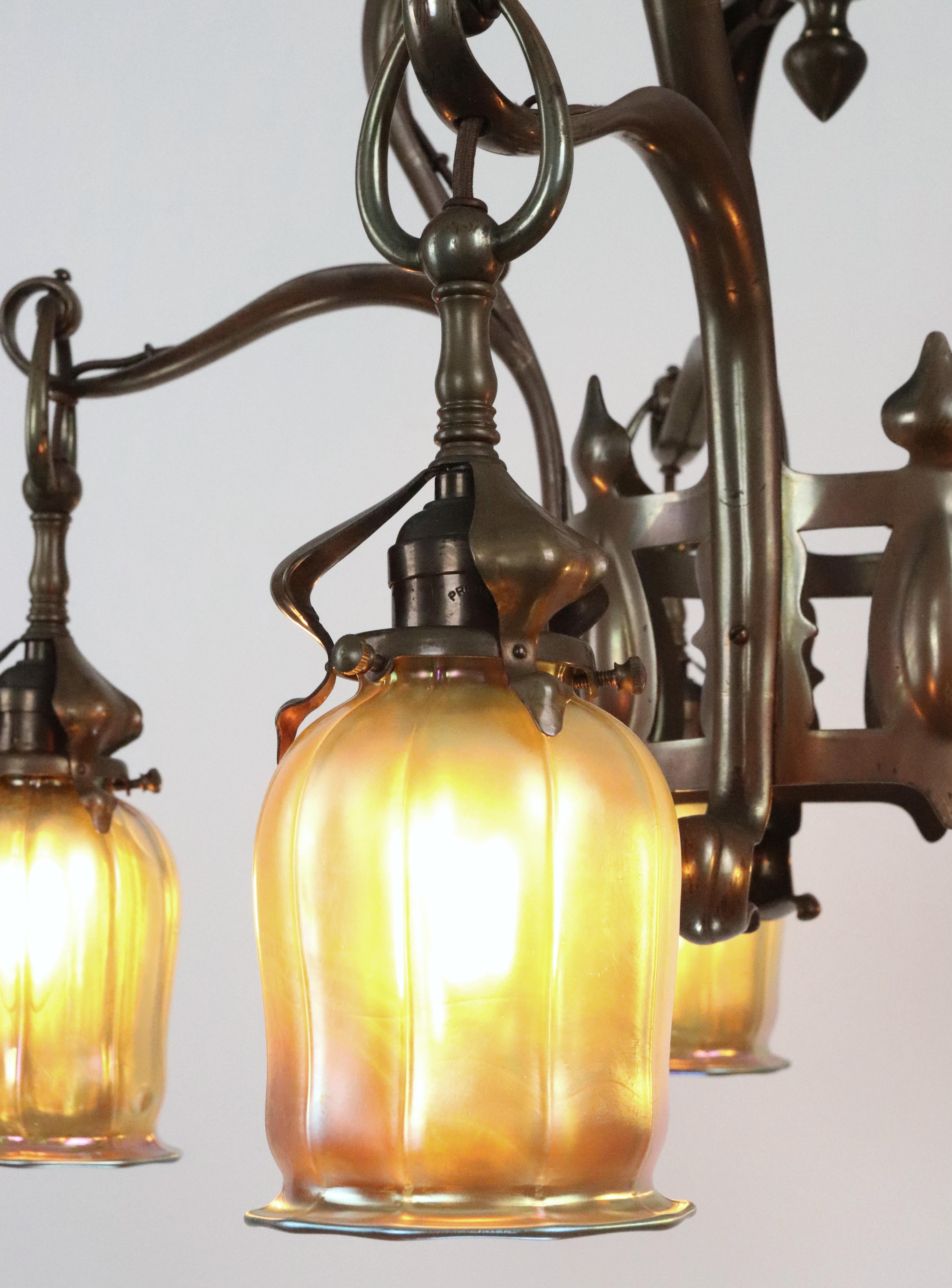 20ième siècle Lustre Art Nouveau à abat-jour irisé en bronze en vente