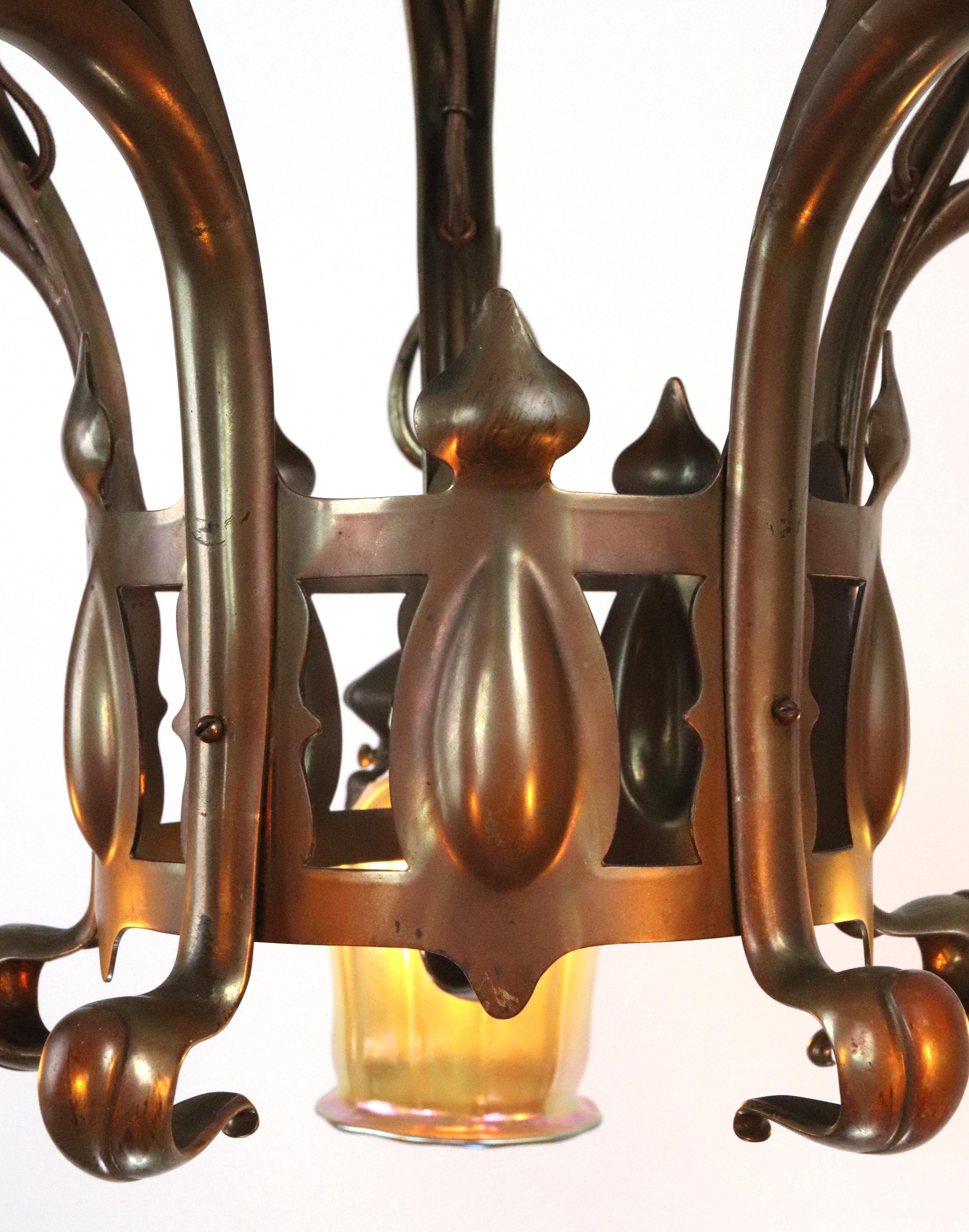 Bronze Lustre Art Nouveau à abat-jour irisé en bronze en vente
