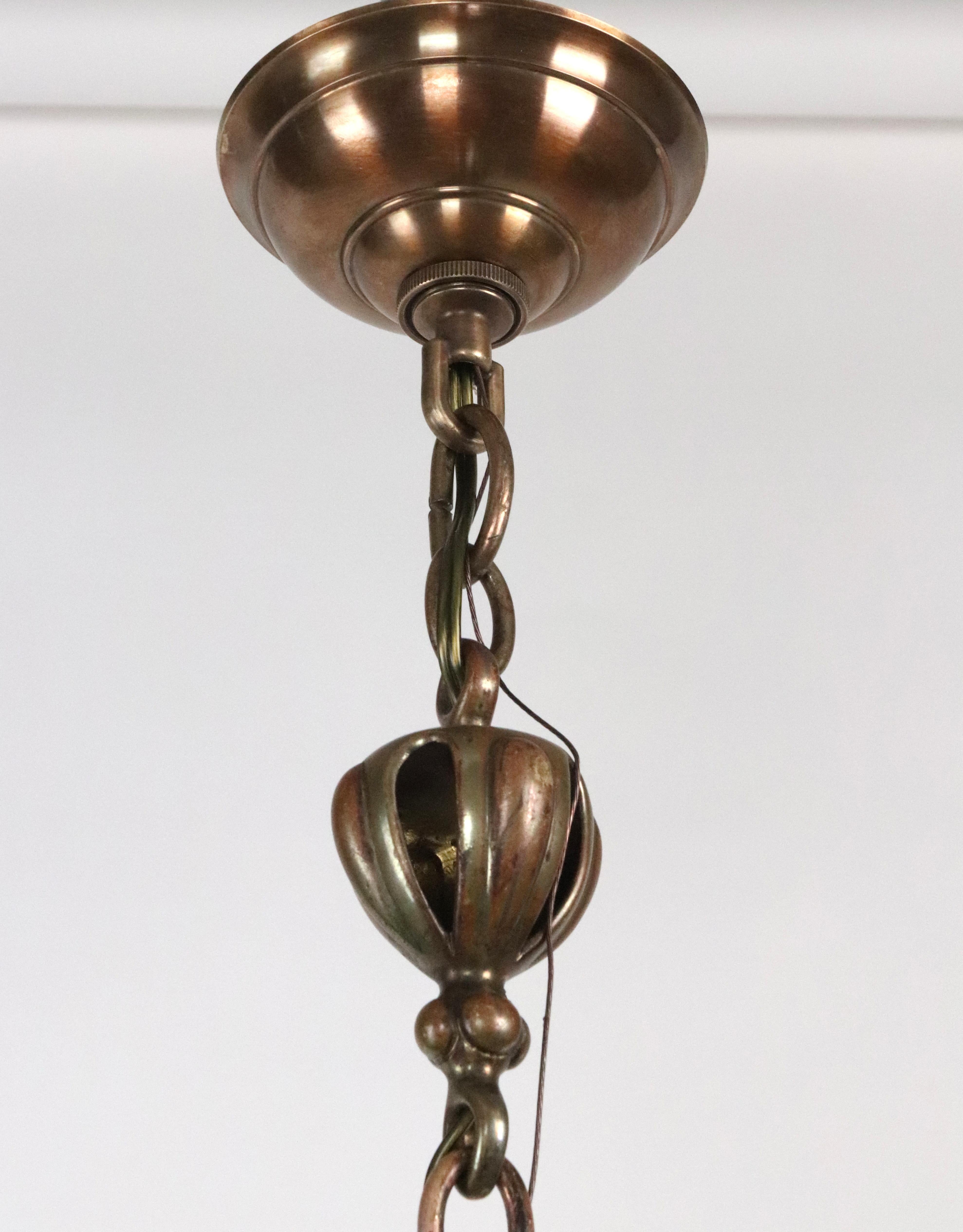 Lustre Art Nouveau à abat-jour irisé en bronze en vente 1