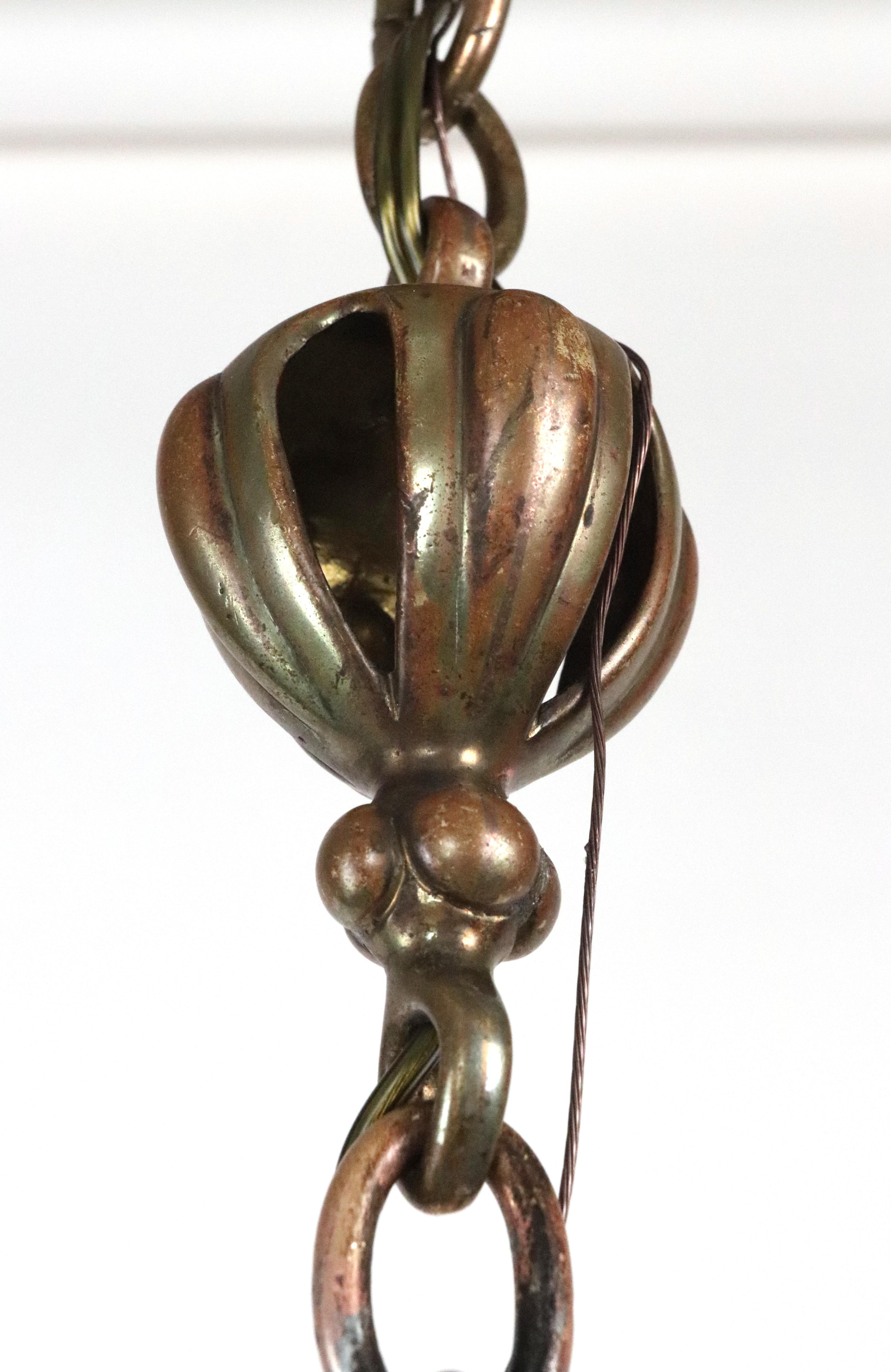 Lustre Art Nouveau à abat-jour irisé en bronze en vente 2