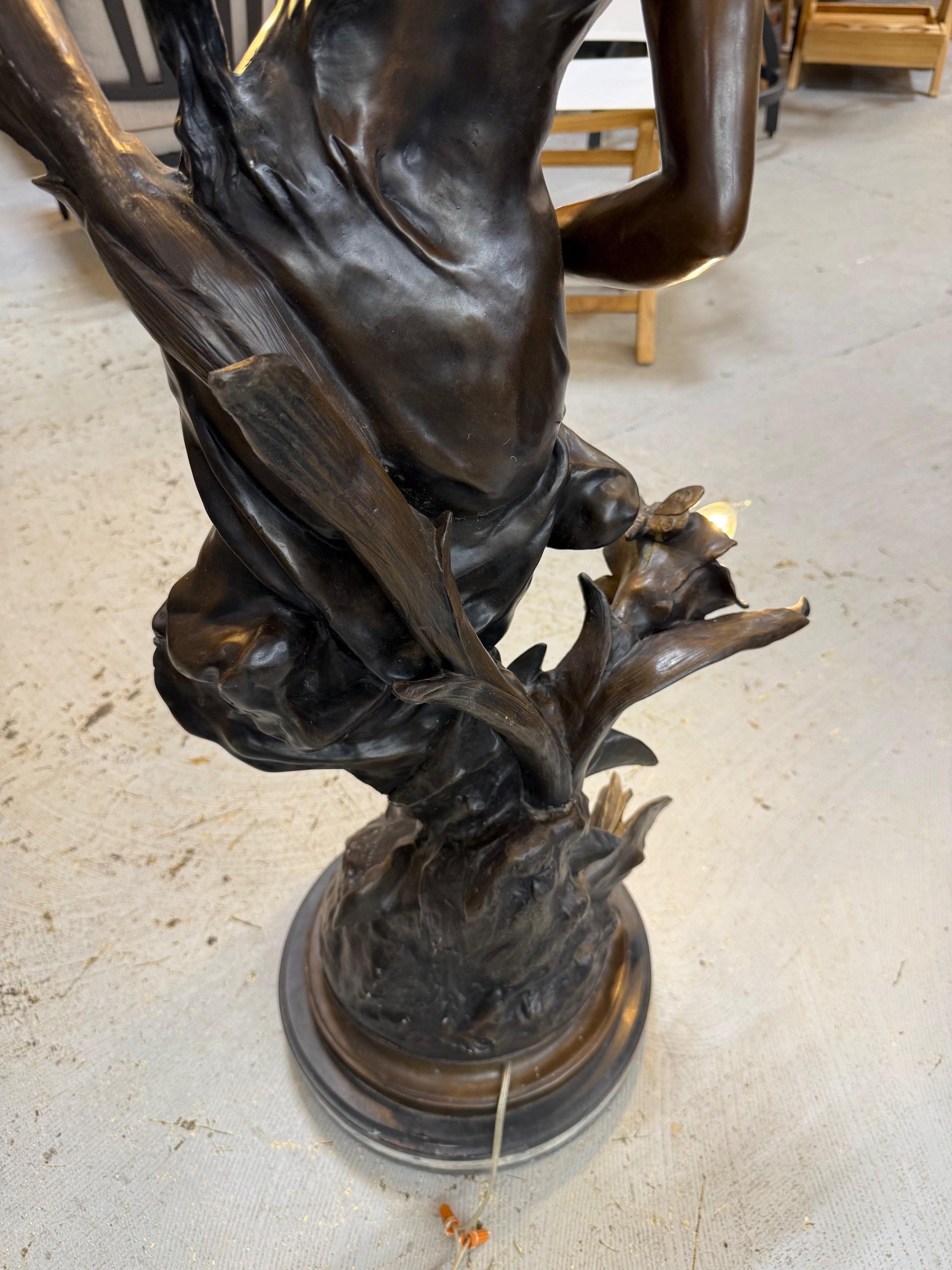 Lampe en bronze Art Nouveau d'après la statue de champagne Pierre-Etienne LA JEUNESSE en vente 8