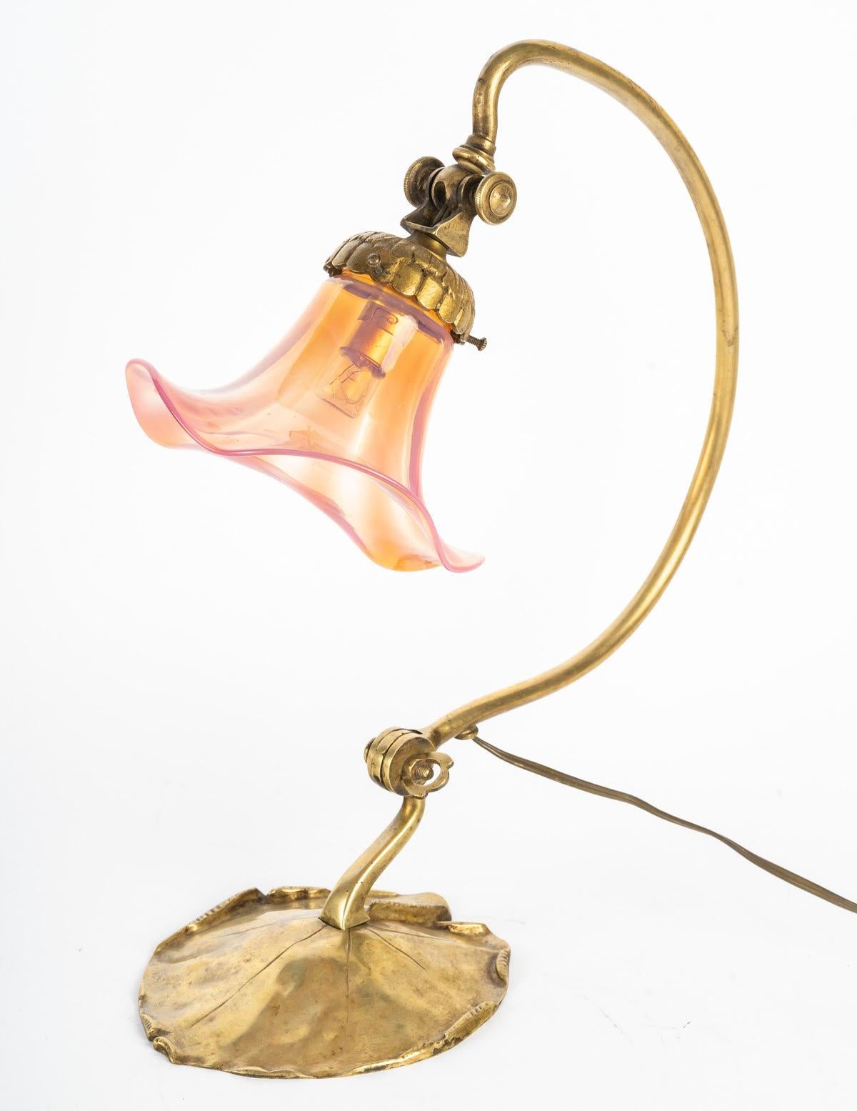Lampada in bronzo Art Nouveau, 1900 circa, firmata A.I.C., Lione.

Lampada d'epoca Art Nouveau in bronzo e vetro opalino trasparente rosa di C.C., Lione, design a foglie di loto.

H: 41cm, L: 40cm, P: 16cm