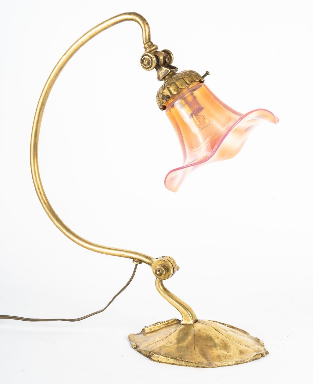 Lampada in bronzo Art Nouveau, 1900 circa, firmata A.I.C., Lione. In condizioni buone in vendita a Saint-Ouen, FR