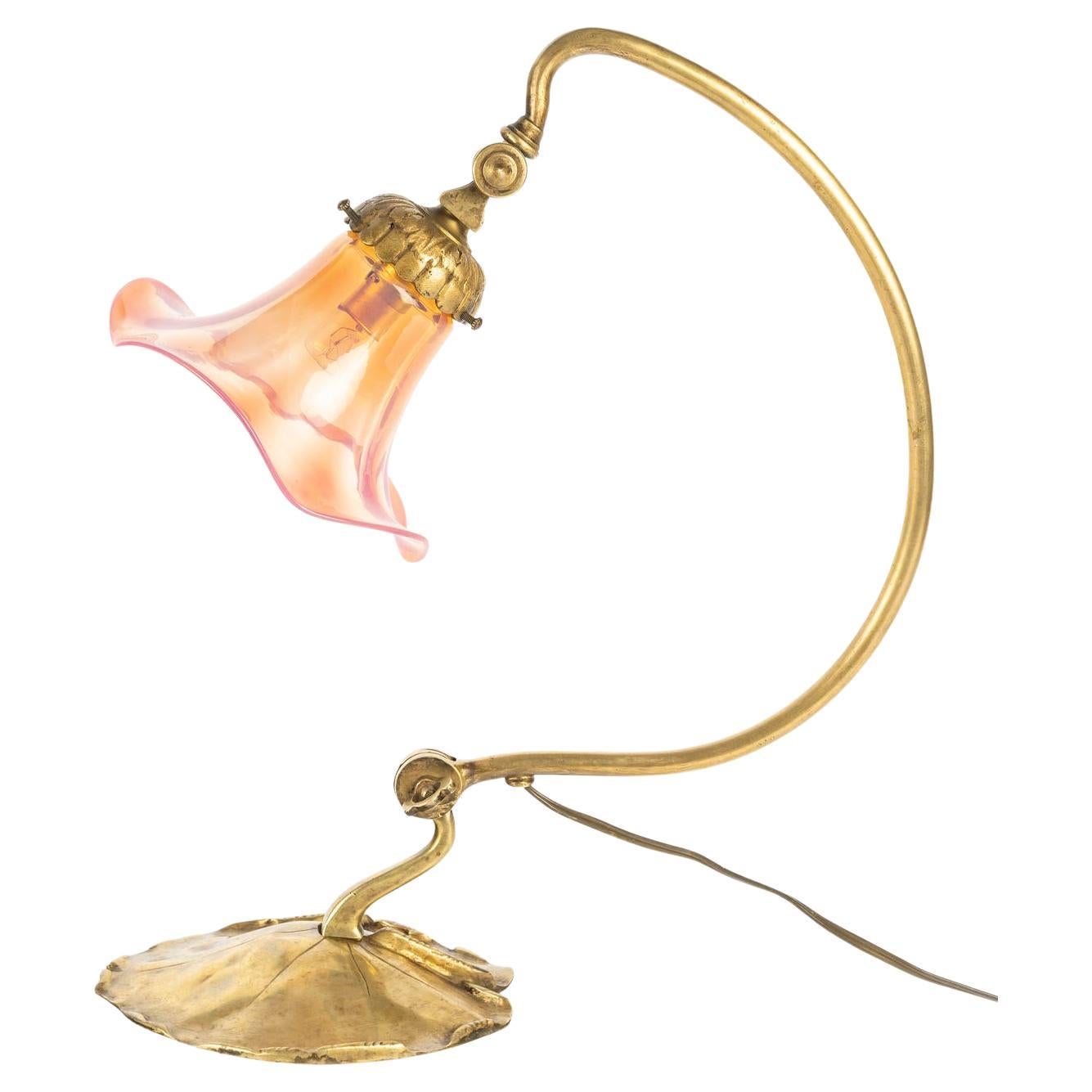 Lampada in bronzo Art Nouveau, 1900 circa, firmata A.I.C., Lione.