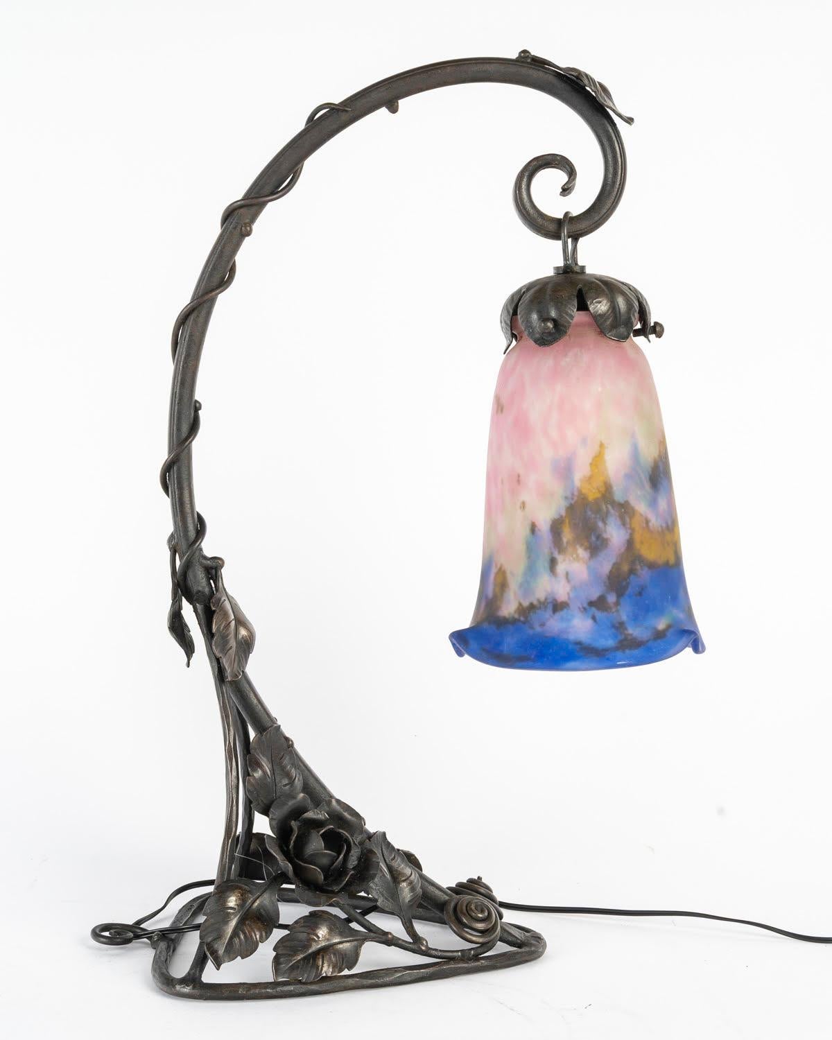 Lampada in bronzo Art Nouveau, circa 1900, ferro battuto e pasta di vetro Muller.

Lampada a tulipano in ferro battuto e Muller, firmata sulla base Calmel, con decorazione a rose e fogliame.

H: 41cm, L: 18cm, P: 16cm