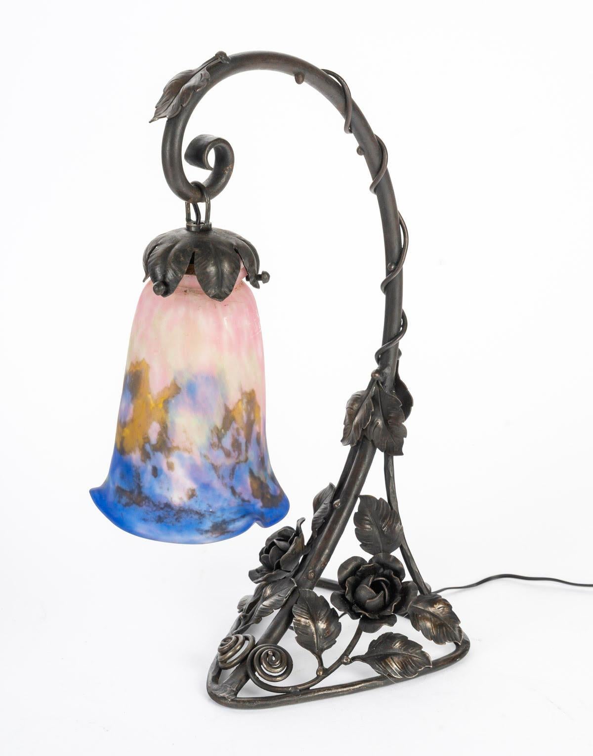 Francese Lampada in bronzo Art Nouveau, 1900 circa, ferro battuto e pasta di vetro Muller. in vendita