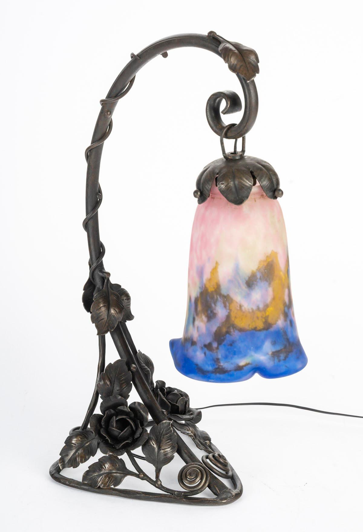 Lampada in bronzo Art Nouveau, 1900 circa, ferro battuto e pasta di vetro Muller. In condizioni buone in vendita a Saint-Ouen, FR