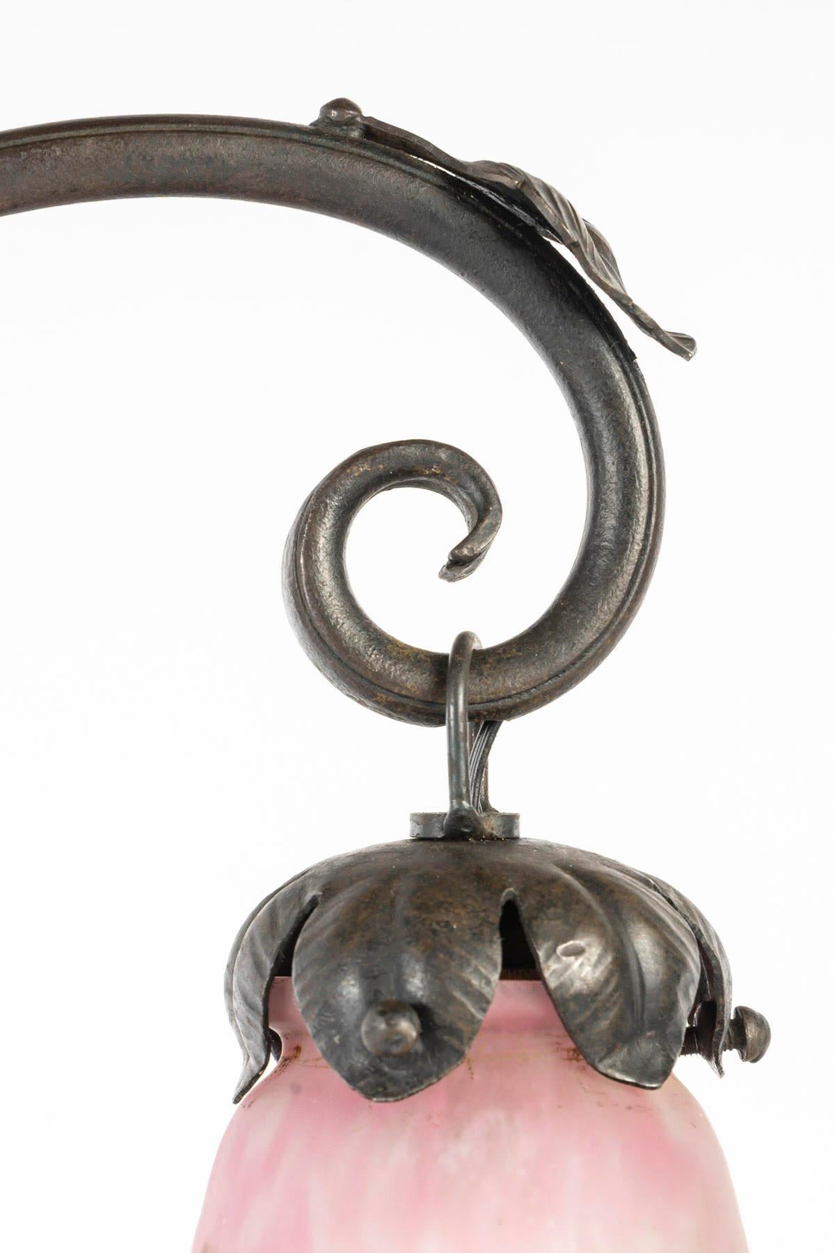 Bronzo Lampada in bronzo Art Nouveau, 1900 circa, ferro battuto e pasta di vetro Muller. in vendita