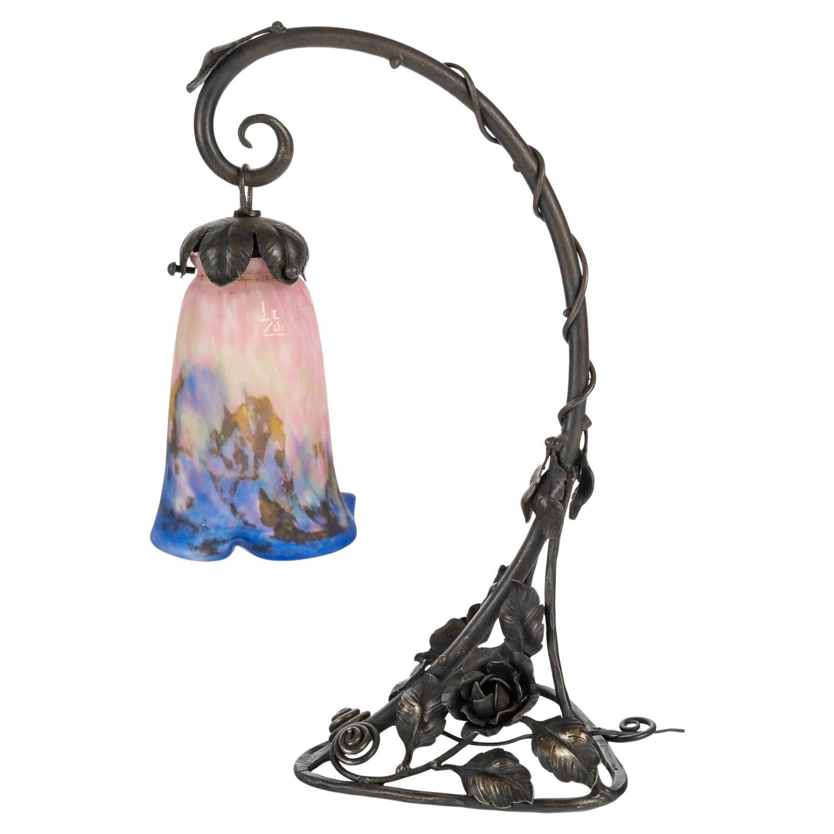 Lampada in bronzo Art Nouveau, 1900 circa, ferro battuto e pasta di vetro Muller. in vendita