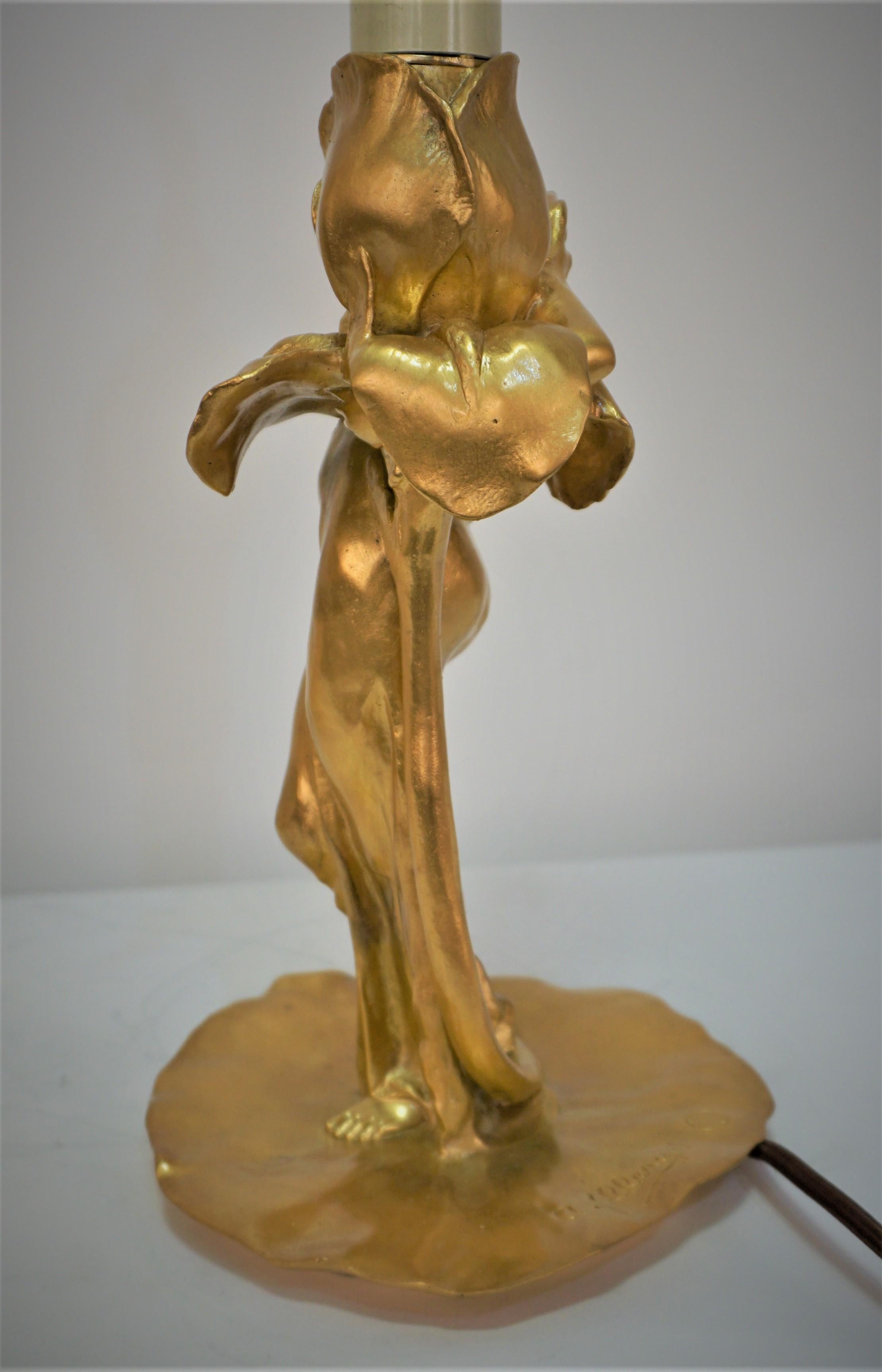 Lampe en bronze Art Nouveau jeune fille embrassant une Iris Alexandre Clerget (1856-1931) en vente 2