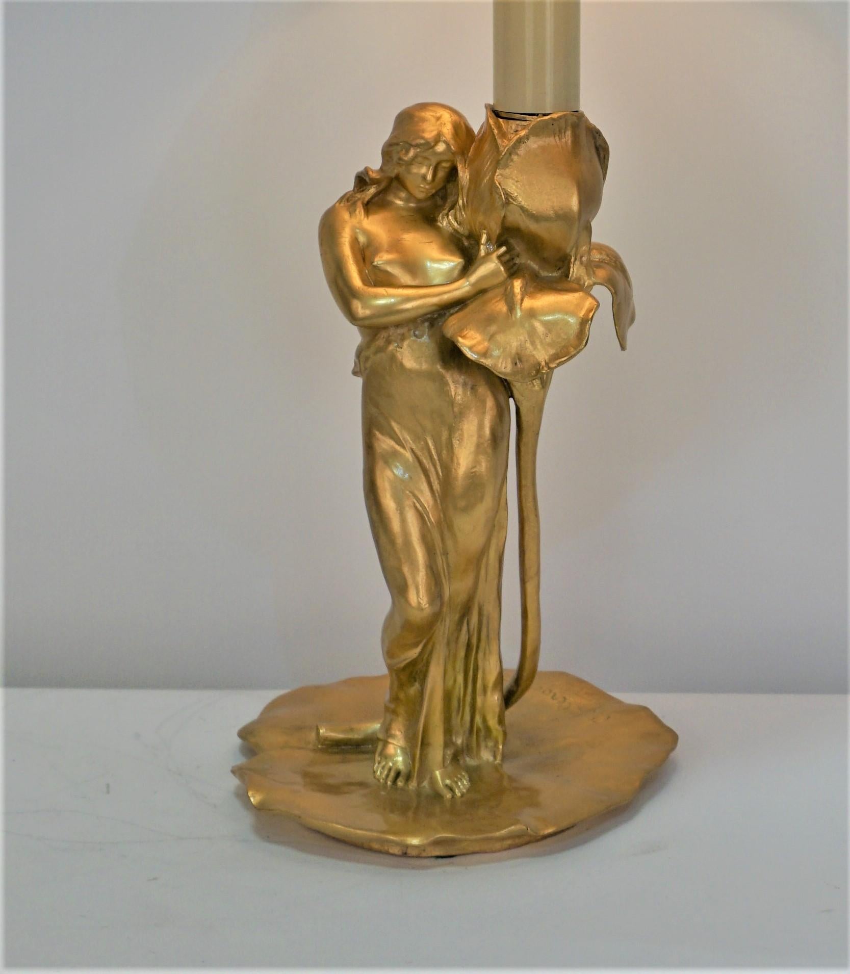 Beau chandelier art nouveau en bronze doré électrifié comme lampe de table par Alexandre Clerget c1900
Cette lampe est en très bon état et équipée d'un abat-jour en soie.

 