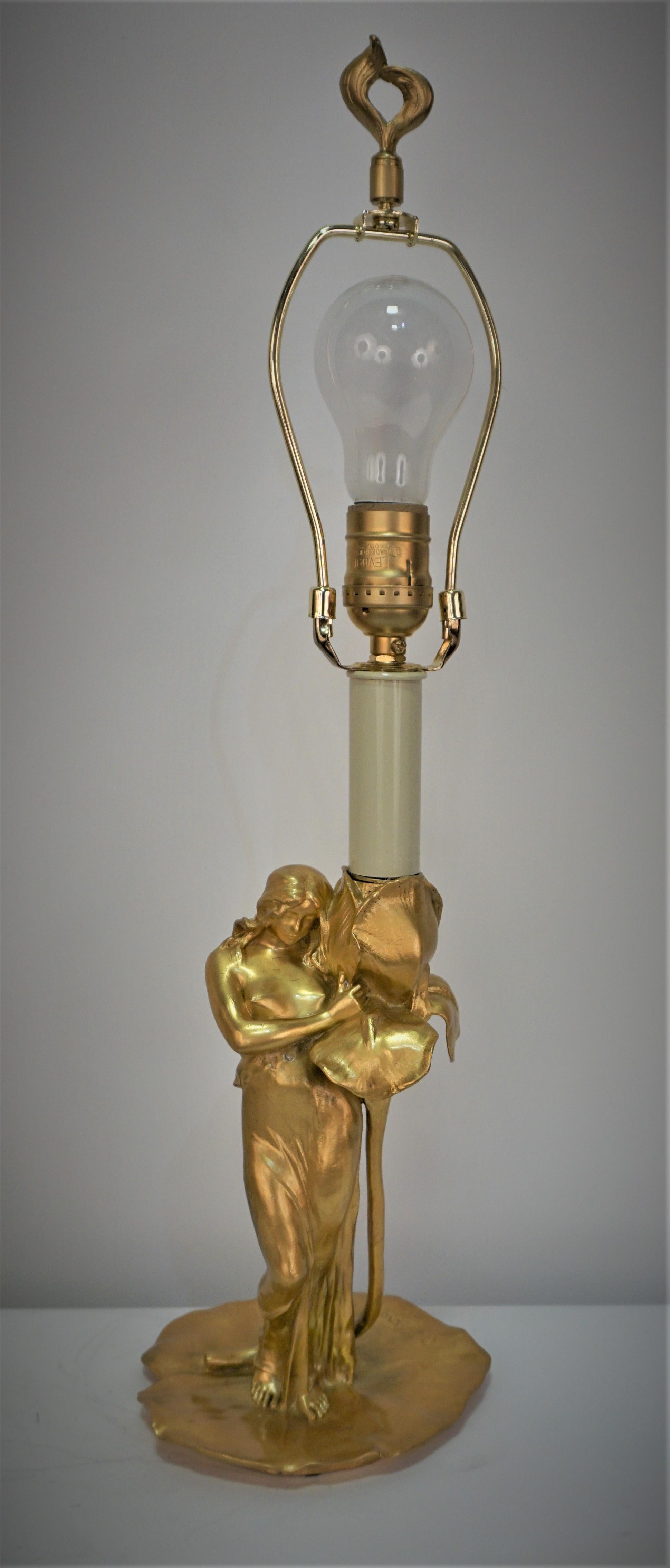 Français Lampe en bronze Art Nouveau jeune fille embrassant une Iris Alexandre Clerget (1856-1931) en vente