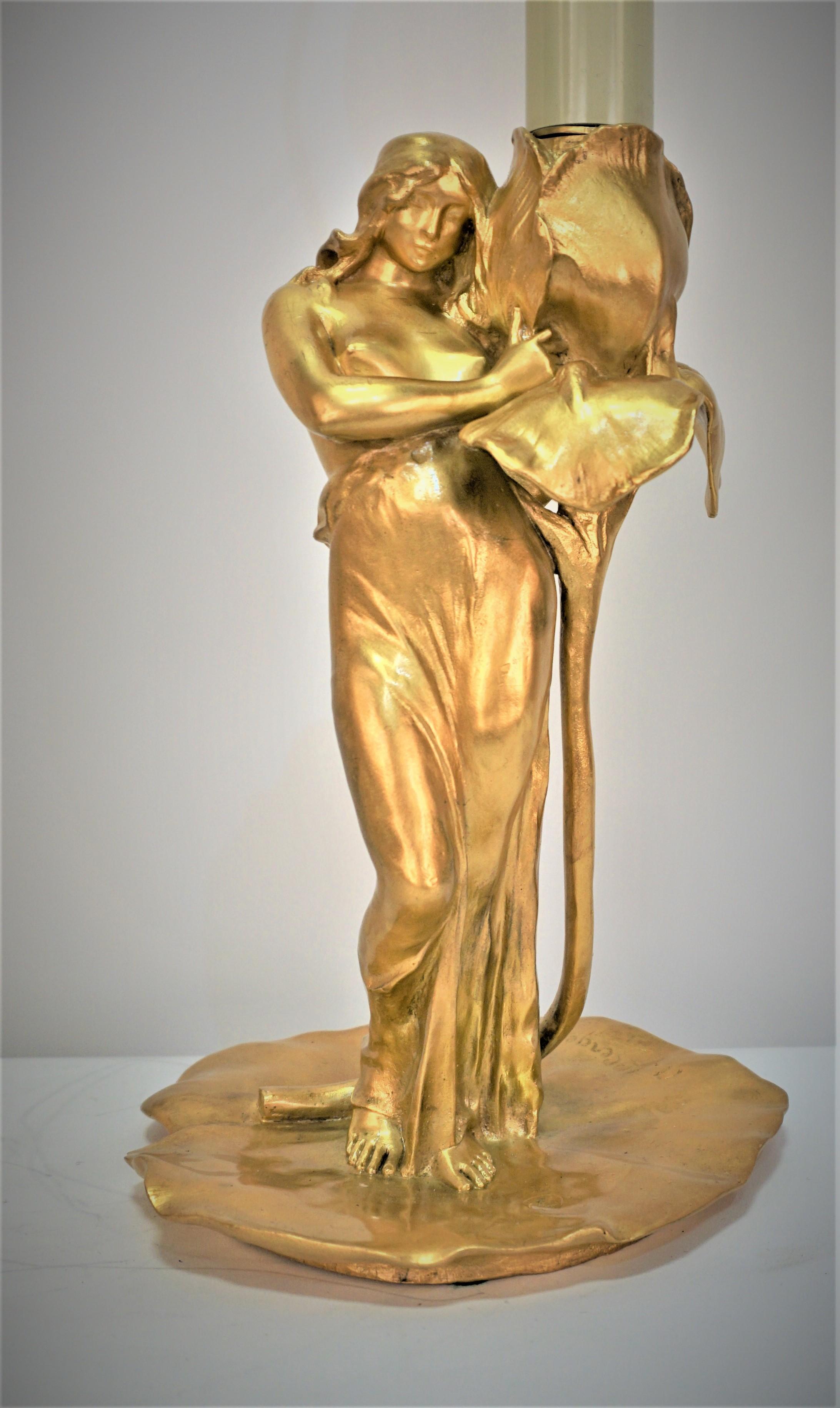 Doré Lampe en bronze Art Nouveau jeune fille embrassant une Iris Alexandre Clerget (1856-1931) en vente