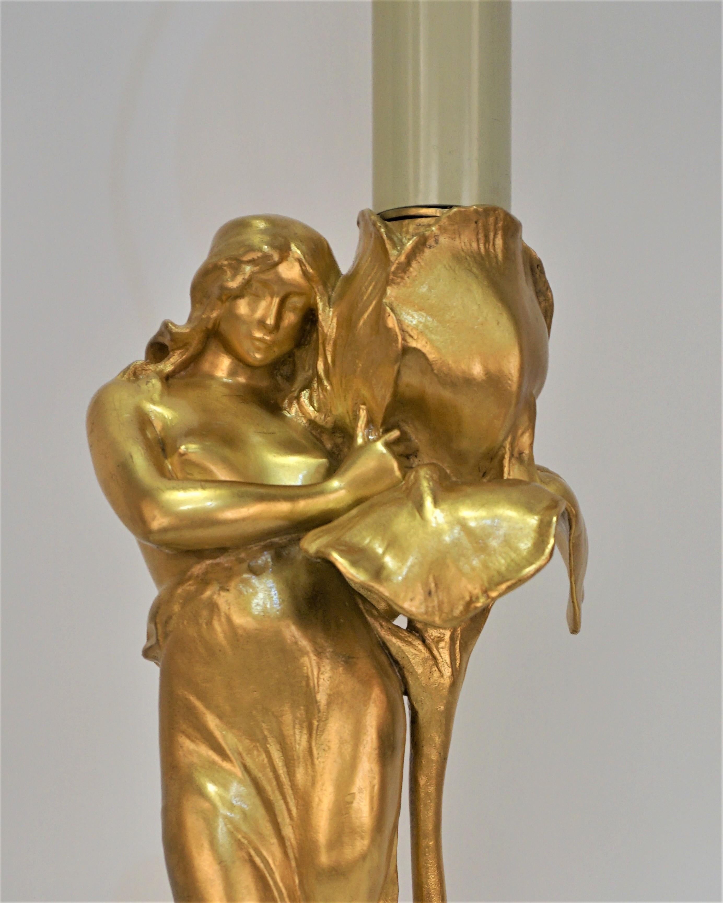 Lampe en bronze Art Nouveau jeune fille embrassant une Iris Alexandre Clerget (1856-1931) Bon état - En vente à Fairfax, VA