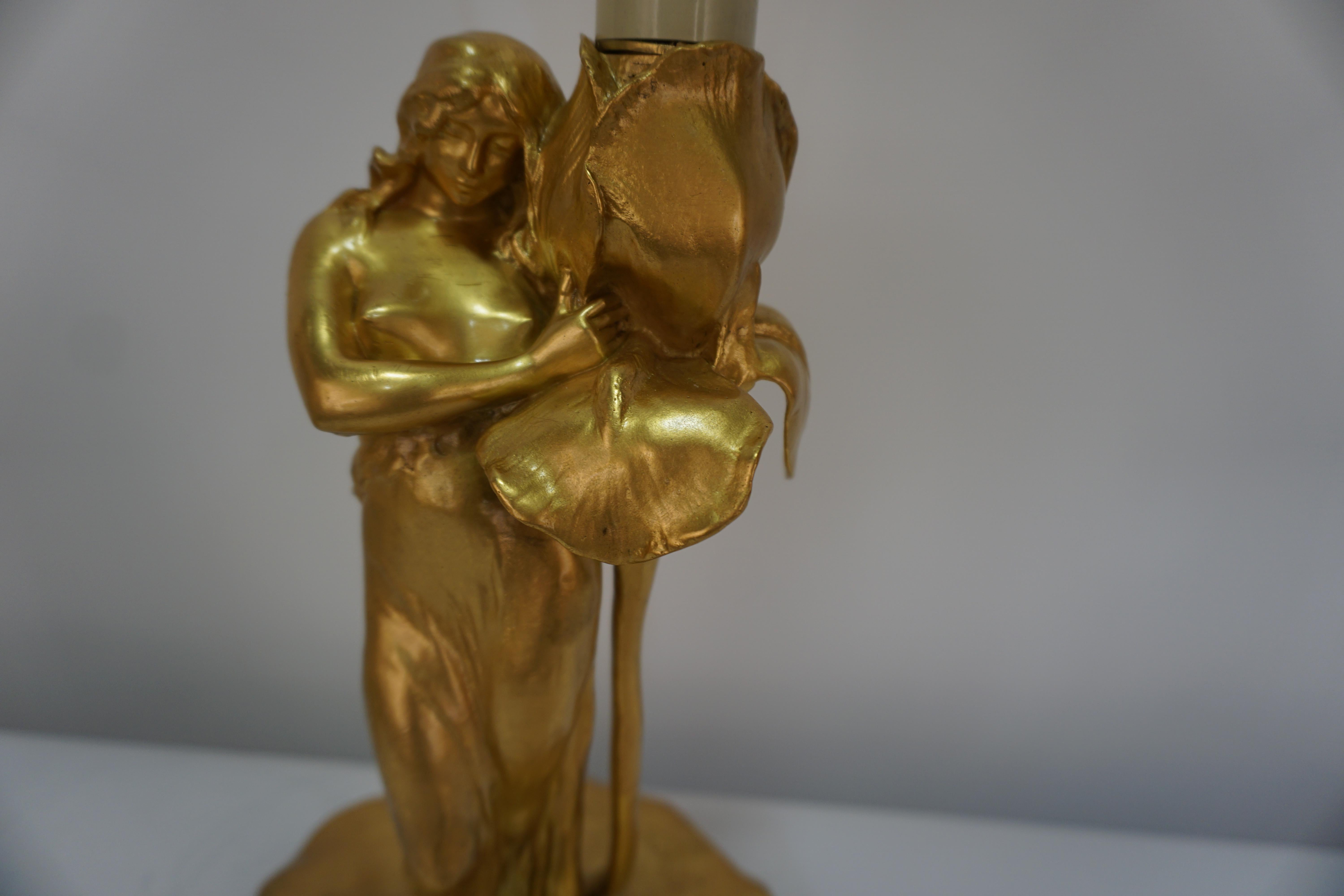 Début du 20ème siècle Lampe en bronze Art Nouveau jeune fille embrassant une Iris Alexandre Clerget (1856-1931) en vente